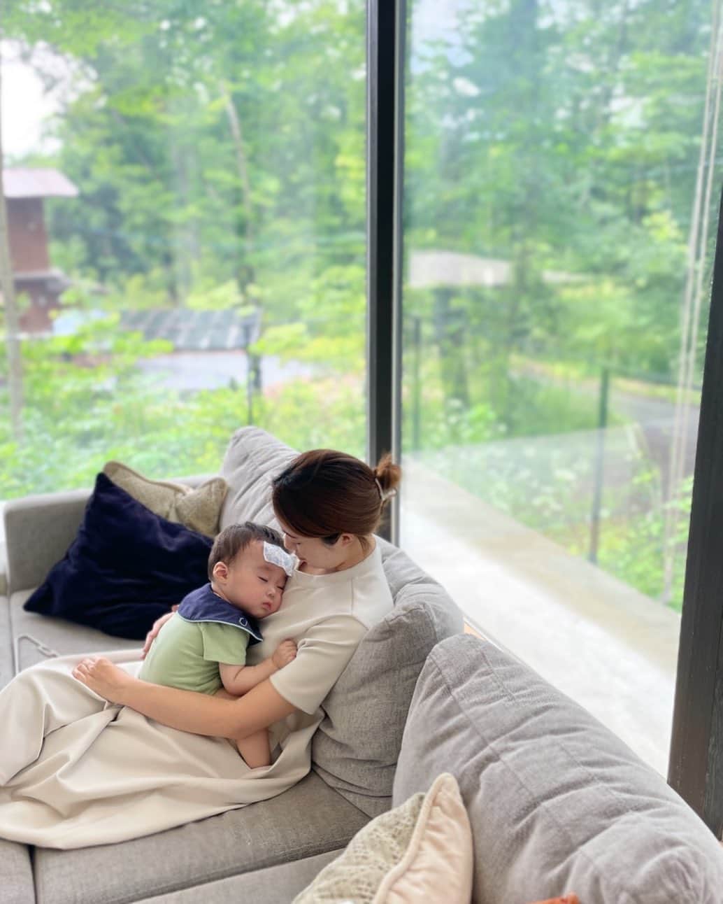 里口風子のインスタグラム：「久しぶりに夏の軽井沢🍃 (山奥すぎて虫が大量発生するから冬派です)  でしたが、コタがはじめて高熱を出し、いつものベッドで寝かせてあげたくてすぐ帰宅。  ニコニコしてるけど全身に力が入らなくって、ぐったりしている感じ。ピッタリくっついてきて、ぐてーっと寝ていた。カラダがあちあちだった。  具合がわるいと、甘えん坊が増し増しになるって本当だなあカワイイなあって、呑気にかまえたり。ツラそうな顔を見て、このまま大きな病気になったりしたらどうしようって怖くなったり。脳内が忙しい週末だった。いやなんなら、息してる？？？って不安になる瞬間がいつもある。  これからも毎日妄想でハラハラして、あー心配して損した！ってやらせてくださいね。  #もう元気です 👶 #軽井沢」