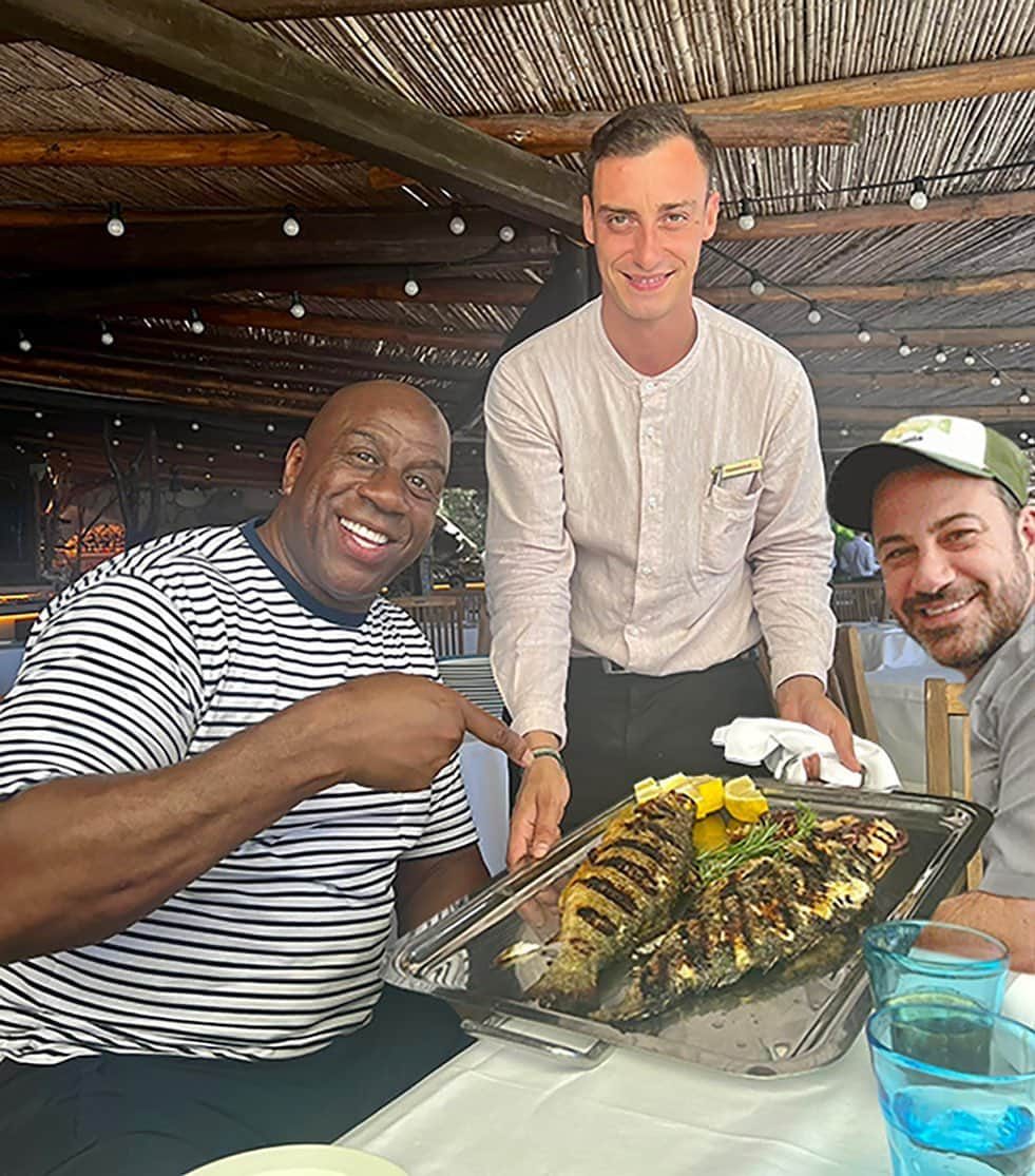 ジミー・キンメルさんのインスタグラム写真 - (ジミー・キンメルInstagram)「We only eat the heads! #CalaDiVolpe @MagicJohnson」7月11日 7時01分 - jimmykimmel