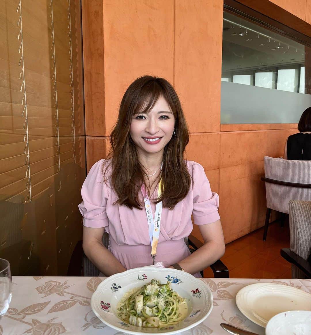 AriizumiEmaさんのインスタグラム写真 - (AriizumiEmaInstagram)「東京ビックサイト上のレストラン🍽️で、ランチ会に参加させて頂きました。すごく美味しくて、また行きたいです🩷 パンもサラダもパスタも全て美味しかった😍 パンも何個でもいけてしまいそうでした。 ビックサイトに行けたら、また再訪必ずしたいです💓  レマちゃんに撮って頂いちゃいました💎  ・ #東京ビックサイト#アルポルト」7月11日 7時29分 - ema_ariizumi