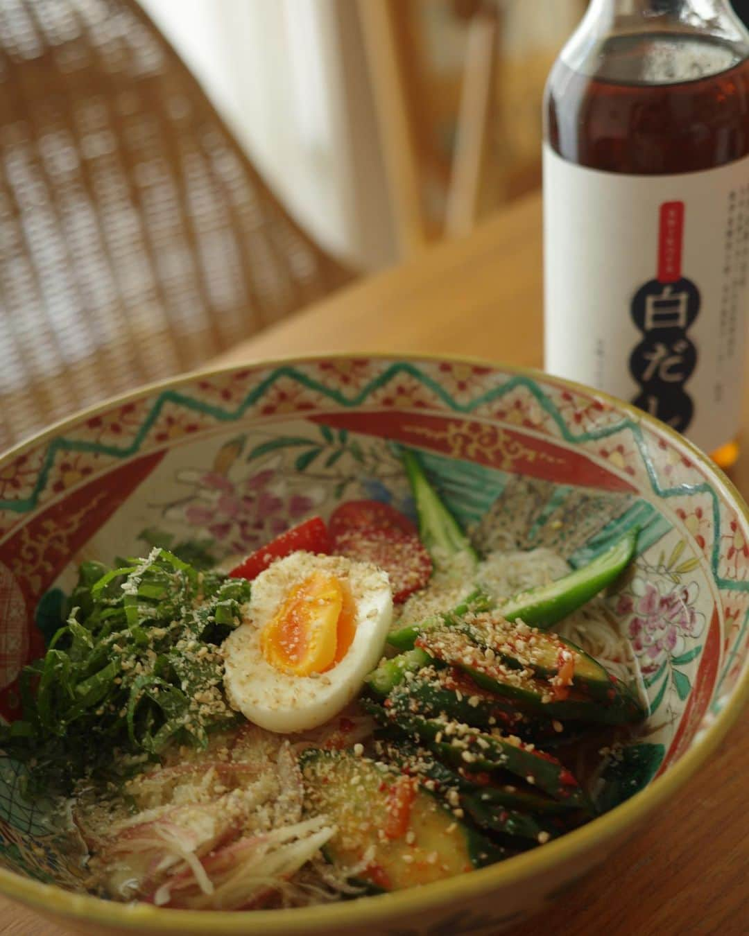 鳳山えりのインスタグラム：「家にある素麺で、韓国風そうめん🇰🇷  白だしを水で溶いてお酢をいれて、ちょっとごま油🙆  ありこさんのプロデュースした白だしが美味しくておススメです😁  卵焼きに入れたり（砂糖かみりんをプラス） ニンニクとパスタにしたりと、あたしは使ってます😁  白だしとお素麺をセットにしたギフトは7/16日（日）まで予約できるみたいなので、お中元に😙  @arikoya_official   #ARIKOYA #ありこだし #白だし #ギフトにおすすめ  #毎日素麺生活 #韓国風」