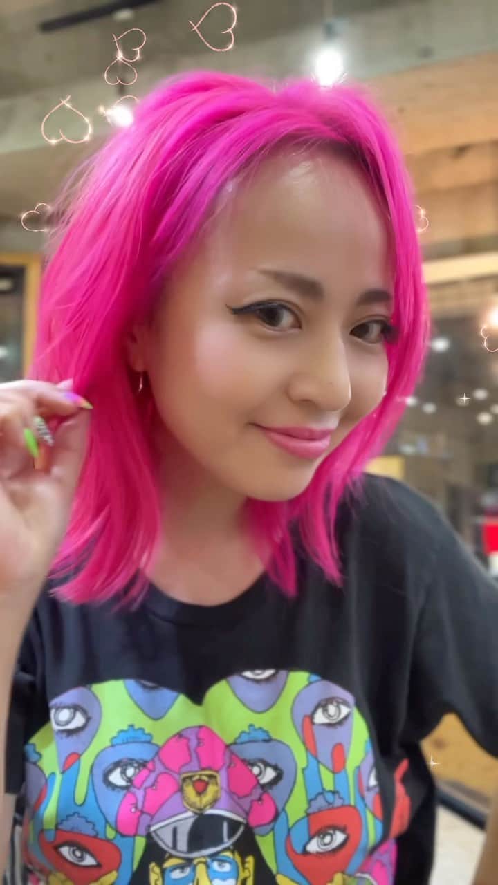 ニーコのインスタグラム：「ザクザクレイヤーにカット💜🩷💜 カットはいつも親子3人揃ってのりくんにお願いしてまーす👩🏻‍🦰👨🏻👦🏻 まじこの髪型スキ😇まじ神 @yocca_nori アリガトウ👐🏻 #レイヤーカット#レイヤーボブ#レイヤー#レイヤーカットミディアム#レイヤーロブ#韓国ヘア#ザクザクレイヤー#ピンク#ピンクヘアー#ピンク髪#pinkhair#pink」