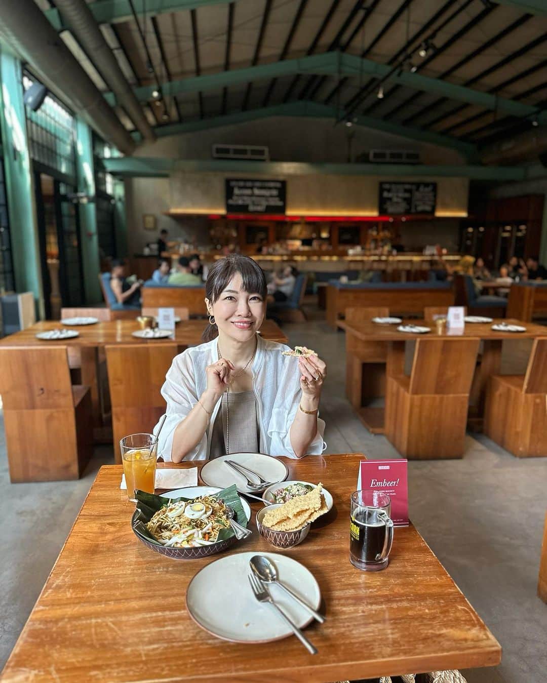 國分晴奈さんのインスタグラム写真 - (國分晴奈Instagram)「❤︎ インドネシア料理を食べに ジャカルタで人気のお店に♡  こちらは先日投稿したコーヒーショップと 同じ敷地内にあります。  窓が大きく明るい店内に広い空間✨  テラス席も気持ちよさそうでした。  ミーゴレンが食べたくて注文したら 一皿大体3人前くらいの量があると 言われたので😂  2人で一皿をシェア。 あとはお魚のマリネを注文しました。  この2品はこちらのお店で大人気らしく どちらもすごく美味しい！  マリネは揚げせんべいのようなものの 上に載せて食べました♡  インドネシア料理が美味しすぎて 食べすぎには注意しないと💦  #ジャカルタ生活 #ジャカルタライフ #ジャカルタグルメ#インドネシア料理#ジャカルタレストラン」7月11日 7時37分 - haruna.kokubun