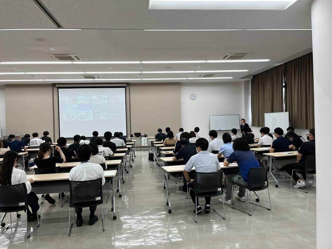 のインスタグラム：「【先日の太田市役所の公務員に向けてのセルフケア研修】  昨年が好評だったという事で、 前回入職5年以内対象から、今回は上司に当たる入職11年以内の方への今年度は研修でした。 ちょうど20代後半から35歳程度の方ですね。  職場での上司と部下とのコミュニケーションで課題に上がるのが「発信力」 上司からするともっと部下より自分から意見を出したり困れば相談が欲しとあり、  部下の方は「どのように上司に話したら良いかわからない」というもの  その時に相手への伝わり方に悩む方もいます。  相談力は、つまりは自分の気持ちの言語化なので 最初は自分のモヤモヤを解消するだけの愚痴のように感じてしまうものだったとしても それを誰かに話せることが何より大事 しかも、話しているうちに 言語化するうちに課題の分離もできるようになる さらに発展すると業務の中での自分の思いを言語化し発信力となってゆきます。  たった1人でそれが全てできればコミュニケーションも円滑にいくのかもしれないけれど なかなか自分の気持ちは俯瞰して見ることが難しい。  だからこそ私は私のような相談窓口を活用したり 他にもある相談窓口も活用してほしいと思うのです。  セルフケアができる力を養って 発信力も養ってゆけば良いと思っているからです。  どれだけ社会資源を活用できるかはとても大切な生きる力ですし、  それが相談力で身についていく一つでもあるのです。」