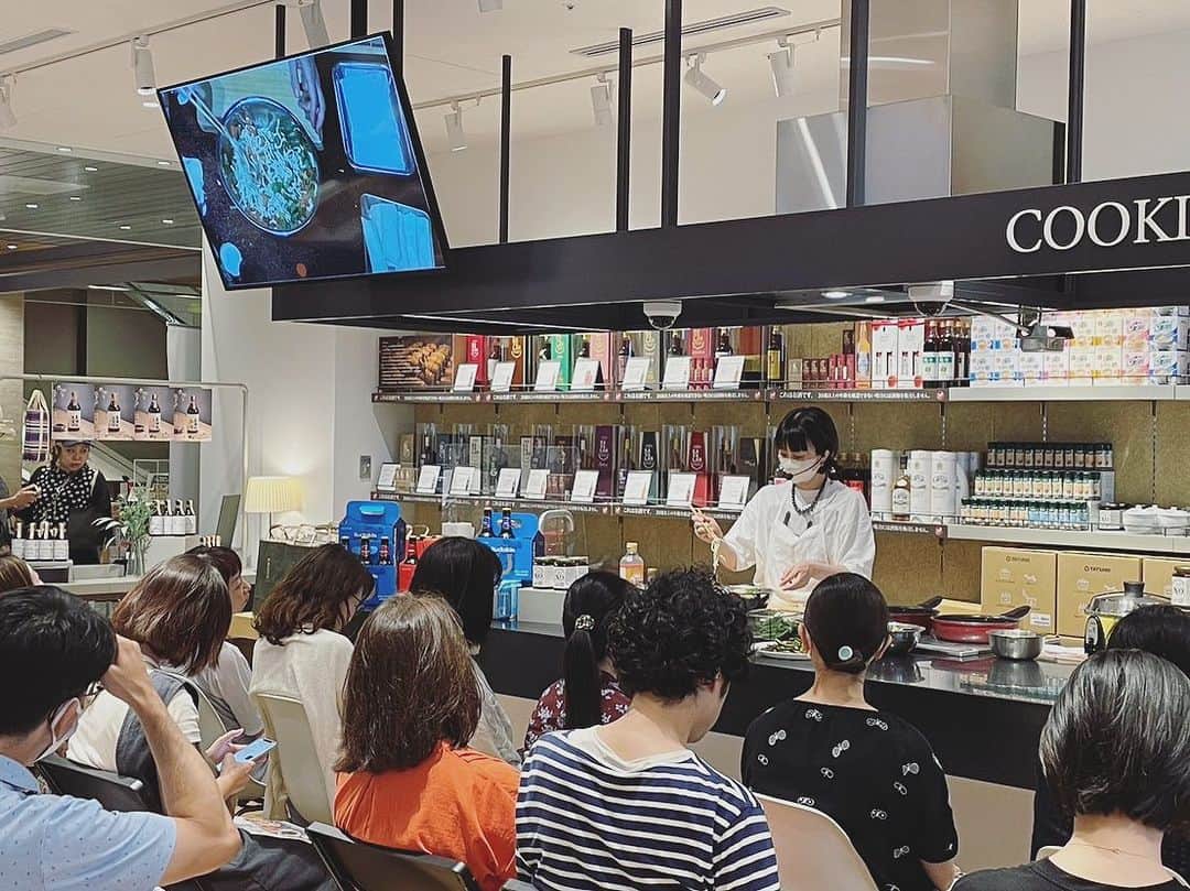 真藤舞衣子のインスタグラム：「日曜日は @eslite_japan 誠品生活にて　@buckskinbeer.jp のビールに合う簡単おつまみ教室でした。 キャンセル待ちで入れなかった方申し訳ございません。。  バックスキンビール美味しかったですね🍻クラフトビールは意外とパンチがあり酔いやすいのですが、これはスルスルと飲めてしまうので、夏にぴったり！  次回は8/26に台湾スイーツ作ります！  またお知らせしますね！  ありがとうございました！  誠品生活でお料理教室すると、ついついお買い物しちゃう。。。今回も豆のスナック5袋としみせんを。  #buckskinbeer」