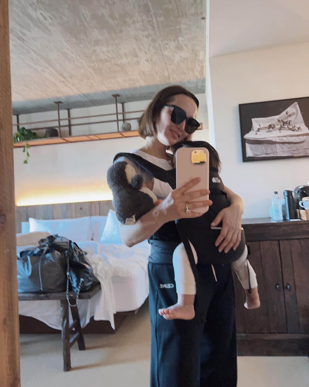 翁安芸のインスタグラム：「#latergram 今回LAで滞在したホテルは @1hotel.weho 🤎  次女がどんどん成長して、抱っこひもの中でも大きく感じるように🤍 大好きなペンちゃんはいつも一緒🐧  緑と木の温もりに囲まれたモダンな雰囲気に、ルームキーやアメニティが木でできていたり、お部屋のゴミ箱もリサイクルと分けられていたりと、色々とサスティナブルな意識高いホテル♻️🌎   #1hotelwesthollywood #la #losangeles #」