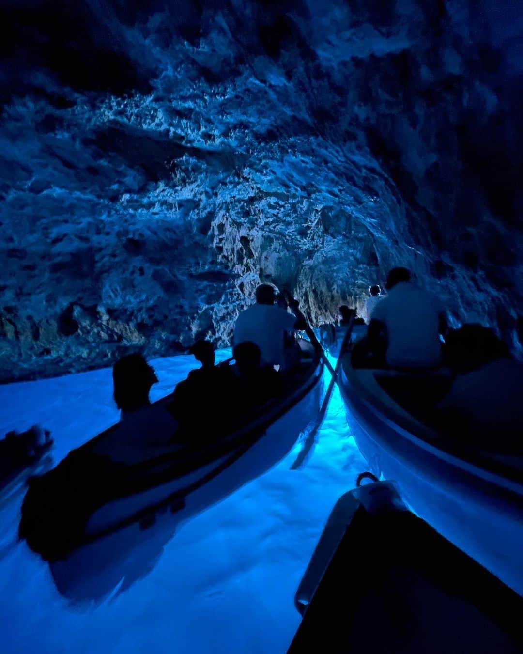ダニカ・パトリックさんのインスタグラム写真 - (ダニカ・パトリックInstagram)「Capri 🛶 as well… in the blue grotto. 💙🩵🤍」7月11日 8時05分 - danicapatrick