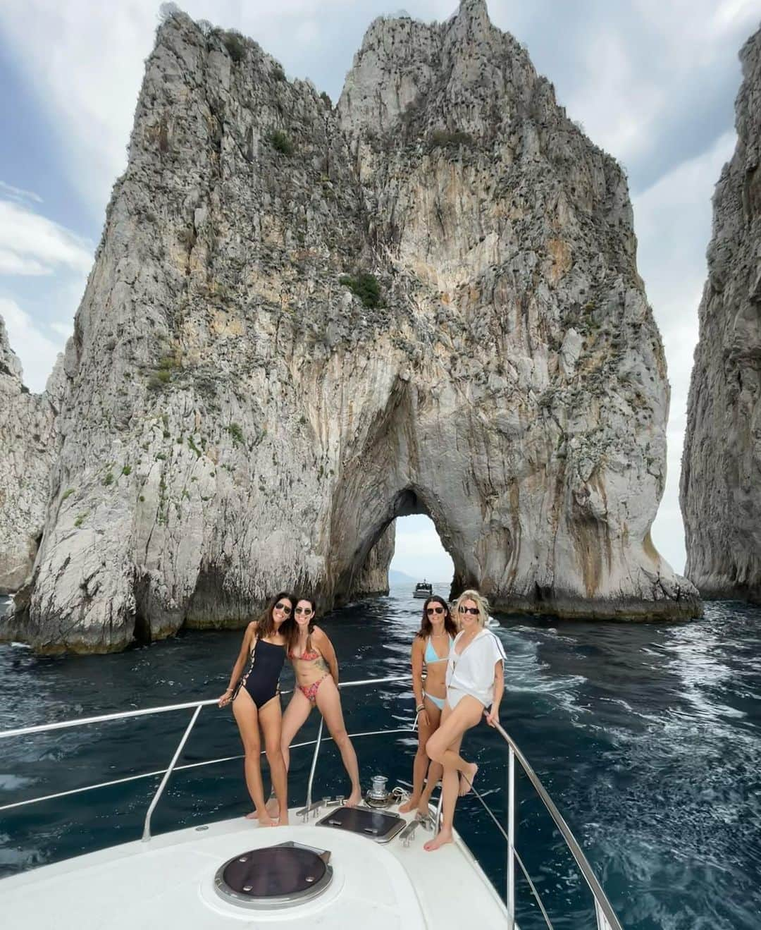 ダニカ・パトリックさんのインスタグラム写真 - (ダニカ・パトリックInstagram)「Capri 🛥️ with some serious babes!」7月11日 7時58分 - danicapatrick