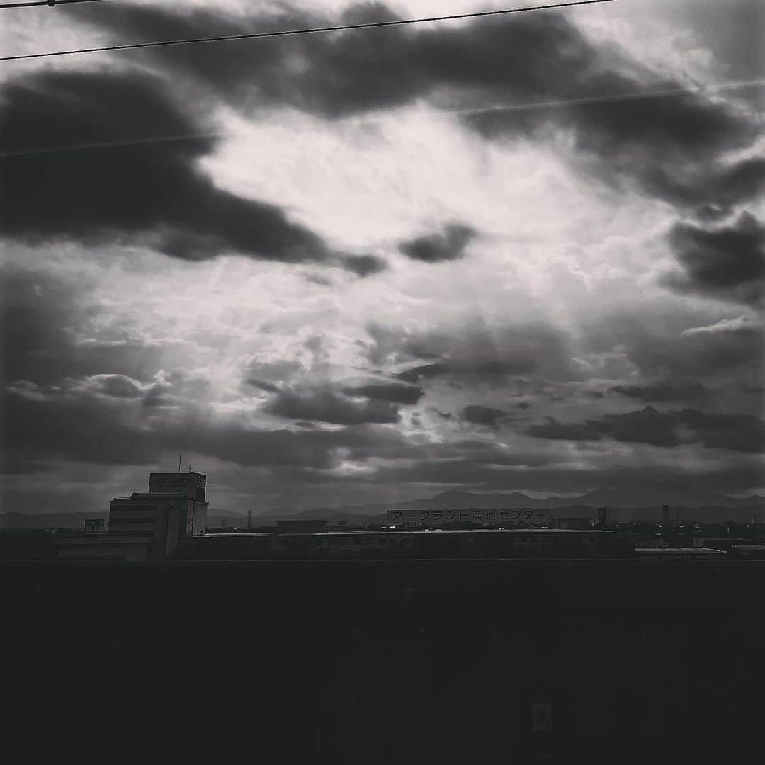 北原徹さんのインスタグラム写真 - (北原徹Instagram)「うっすらですが見えますでしょうか？　天使の梯子といわれる雲の隙間から降りる陽の光。 おはようございます♪ 今日も良い1日をお過ごしください。」7月11日 7時59分 - torukitahara