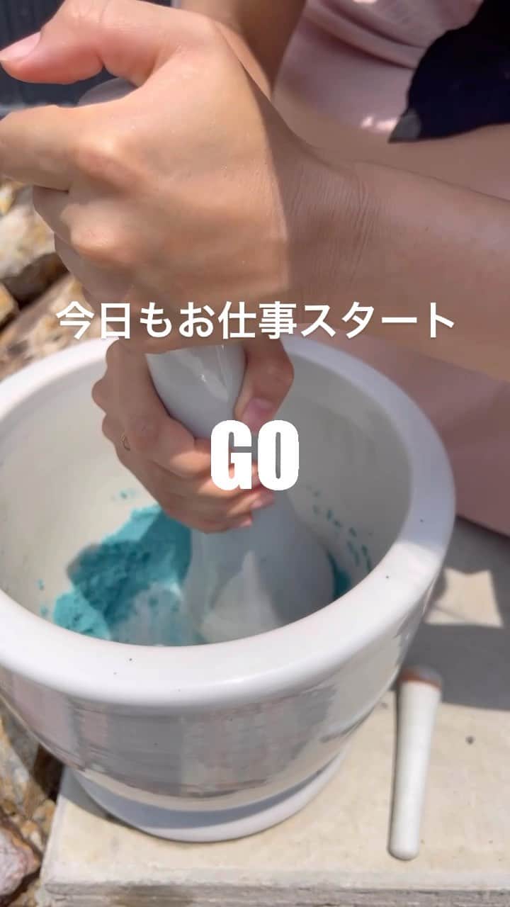 田村有紀のインスタグラム：「クリスタルガラス釉薬を粉々にする  #伝統工芸  #クリスタルガラス  #七宝  #ガラス  #金属」