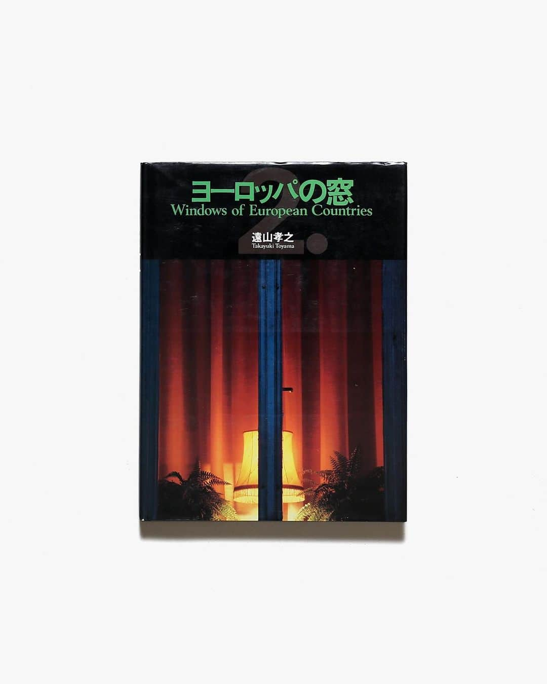 nostos booksさんのインスタグラム写真 - (nostos booksInstagram)「【本日の入荷】望月通陽の作品集、『Journal du The』最新号、利根山光人『メキシコの民芸』、遠山孝之の『ヨーロッパの窓』シリーズなど39冊を入荷しました。  オンラインストアへは商品タグをタップ◯ 　 入荷本からおすすめ10選  ----------  1冊目 『Journal du The: Chapter 4』 現代のお茶文化を取り巻く空間を探求する雑誌「Journal du The（ジャーナル デュ テ）」第４号。「お茶」について様々な国や文化、人々を通して教えてくれる一冊。茶器の話、シャルロット・ペリアンの茶室、日本でのお茶とごはんの短い歴史などあらゆる視点から茶の世界を紹介。   ----------  2冊目 『メキシコの民芸』 メキシコの伝統的な民芸品を紹介する資料集。地域ごとの風土の特徴とともにプロダクトデザインをカラーで掲載。陶芸、ビーズ細工、染織物、木彫刻など人と大地のエネルギーを感じる鮮やかな品々が並ぶ。  ----------  3冊目 『円周の羊』 造形・染色作家、望月通陽の作品集。ブロンズ、型染、紙版画、リトグラフなどの作品151点を収録。一遍の詩からはじまる望月通陽の素朴でどこか優しく、繊細な線が創り出す表現の世界。  ----------  4冊目 『方舟に積むものは』 染色家・造形作家の望月通陽による画文集。幻想的な優しさに満ちた文と、伸びやかな線で描かれた染色画が、読者を詩的な世界へと誘う。   ----------  5冊目 『Stone』 新石器時代の遺跡、ギザのピラミッドからミース・ファン・デル・ローエのバルセロナ・パビリオン、デイヴィッド・チッパーフィールドのジュメックス美術館まで、石材を用いた世界中の建築を紹介する写真資料集。最も古く、最も美しい建築資材である石材の魅力を巡る1冊。   ----------  6冊目 『暖簾』 日本全国津々浦々の暖簾を集めた写真資料集。10年間に渡り、著者自らの足で撮り続けてきた豊かで多彩な暖簾の数々を紹介。山本太郎、早川良雄、谷峯蔵、浜口隆一による寄稿も併せて収録。  ----------  7冊目 『Studio Pottery』 ロンドンのヴィクトリア＆アルバート博物館が所蔵する陶芸作品のコレクション集。バーナード・リーチ、ハンス・コパー、ルーシー・リーなどの代表的な作家はもちろん、19世紀末のアーツ・アンド・クラフツ運動から20世紀の作家が手掛けたものまで、700点以上の作品を収録。   ----------  8冊目 『椅子』 写真家、遠山孝之が"椅子のある空間"を撮影した写真集。街角、公園、カフェテラス、水辺、庭、ストリートと6つの章に分けて全編カラーで収録。コペンハーゲンや、パリ、サン＝トロペ、箱根など世界各国の椅子を通してみえる情景、その空間を感じることができる一冊。   ----------  9冊目 『ヨーロッパの窓 1』 写真家、遠山孝之のヨーロッパ各国を訪ね、家々の窓を写した作品集。第1集ではオランダ、ベルギー、フランス、西ドイツ、オーストリア、スイスの窓を収録。前半はカラー写真、後半は旅の記録と解説を収録。  ----------  10冊目 『ヨーロッパの窓 2』 写真家、遠山孝之のヨーロッパ各国を訪ね、家々の窓を写した作品集。第2集ではノルウェー、スウェーデン、デンマーク、イギリス、アイルランド、ギリシア、イタリア、スペインの窓を収録。前半はカラー写真、後半は旅の記録と解説を収録。  ----------------------  店舗情報はこちら @nostosbooks  ----------------------  オンラインストアは毎日19時更新○  ----------------------  #nostosbooks #ノストスブックス #祖師ヶ谷大蔵 #砧」7月11日 8時01分 - nostosbooks