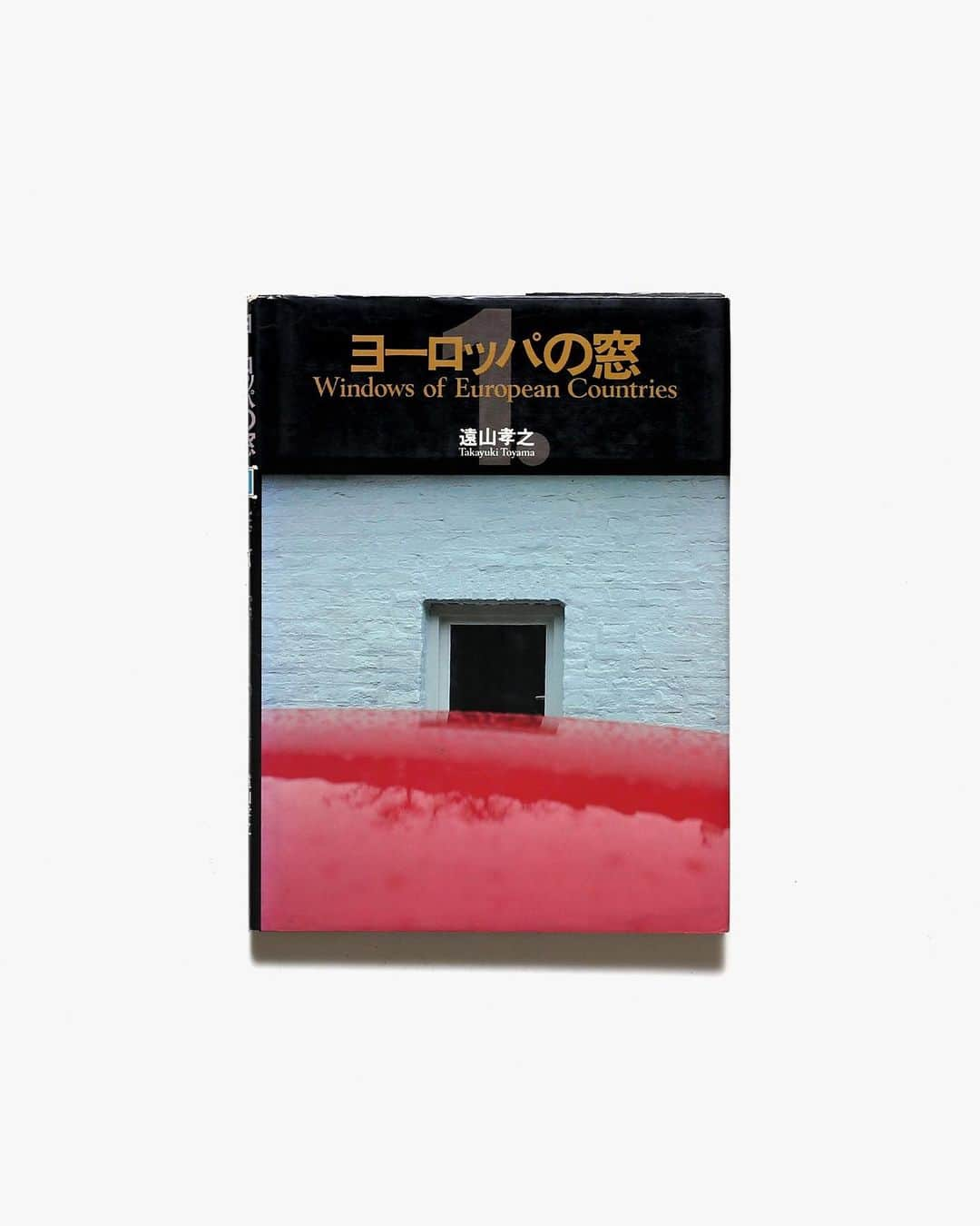 nostos booksさんのインスタグラム写真 - (nostos booksInstagram)「【本日の入荷】望月通陽の作品集、『Journal du The』最新号、利根山光人『メキシコの民芸』、遠山孝之の『ヨーロッパの窓』シリーズなど39冊を入荷しました。  オンラインストアへは商品タグをタップ◯ 　 入荷本からおすすめ10選  ----------  1冊目 『Journal du The: Chapter 4』 現代のお茶文化を取り巻く空間を探求する雑誌「Journal du The（ジャーナル デュ テ）」第４号。「お茶」について様々な国や文化、人々を通して教えてくれる一冊。茶器の話、シャルロット・ペリアンの茶室、日本でのお茶とごはんの短い歴史などあらゆる視点から茶の世界を紹介。   ----------  2冊目 『メキシコの民芸』 メキシコの伝統的な民芸品を紹介する資料集。地域ごとの風土の特徴とともにプロダクトデザインをカラーで掲載。陶芸、ビーズ細工、染織物、木彫刻など人と大地のエネルギーを感じる鮮やかな品々が並ぶ。  ----------  3冊目 『円周の羊』 造形・染色作家、望月通陽の作品集。ブロンズ、型染、紙版画、リトグラフなどの作品151点を収録。一遍の詩からはじまる望月通陽の素朴でどこか優しく、繊細な線が創り出す表現の世界。  ----------  4冊目 『方舟に積むものは』 染色家・造形作家の望月通陽による画文集。幻想的な優しさに満ちた文と、伸びやかな線で描かれた染色画が、読者を詩的な世界へと誘う。   ----------  5冊目 『Stone』 新石器時代の遺跡、ギザのピラミッドからミース・ファン・デル・ローエのバルセロナ・パビリオン、デイヴィッド・チッパーフィールドのジュメックス美術館まで、石材を用いた世界中の建築を紹介する写真資料集。最も古く、最も美しい建築資材である石材の魅力を巡る1冊。   ----------  6冊目 『暖簾』 日本全国津々浦々の暖簾を集めた写真資料集。10年間に渡り、著者自らの足で撮り続けてきた豊かで多彩な暖簾の数々を紹介。山本太郎、早川良雄、谷峯蔵、浜口隆一による寄稿も併せて収録。  ----------  7冊目 『Studio Pottery』 ロンドンのヴィクトリア＆アルバート博物館が所蔵する陶芸作品のコレクション集。バーナード・リーチ、ハンス・コパー、ルーシー・リーなどの代表的な作家はもちろん、19世紀末のアーツ・アンド・クラフツ運動から20世紀の作家が手掛けたものまで、700点以上の作品を収録。   ----------  8冊目 『椅子』 写真家、遠山孝之が"椅子のある空間"を撮影した写真集。街角、公園、カフェテラス、水辺、庭、ストリートと6つの章に分けて全編カラーで収録。コペンハーゲンや、パリ、サン＝トロペ、箱根など世界各国の椅子を通してみえる情景、その空間を感じることができる一冊。   ----------  9冊目 『ヨーロッパの窓 1』 写真家、遠山孝之のヨーロッパ各国を訪ね、家々の窓を写した作品集。第1集ではオランダ、ベルギー、フランス、西ドイツ、オーストリア、スイスの窓を収録。前半はカラー写真、後半は旅の記録と解説を収録。  ----------  10冊目 『ヨーロッパの窓 2』 写真家、遠山孝之のヨーロッパ各国を訪ね、家々の窓を写した作品集。第2集ではノルウェー、スウェーデン、デンマーク、イギリス、アイルランド、ギリシア、イタリア、スペインの窓を収録。前半はカラー写真、後半は旅の記録と解説を収録。  ----------------------  店舗情報はこちら @nostosbooks  ----------------------  オンラインストアは毎日19時更新○  ----------------------  #nostosbooks #ノストスブックス #祖師ヶ谷大蔵 #砧」7月11日 8時01分 - nostosbooks