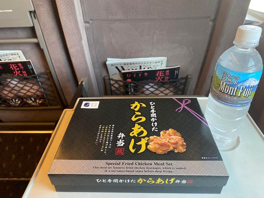 池内ひろ美のインスタグラム：「新幹線車内だと、なぜかがっつり食べたくなるんですよね、不思議ですが。朝食です😄  確かにひと手間かかってます。」