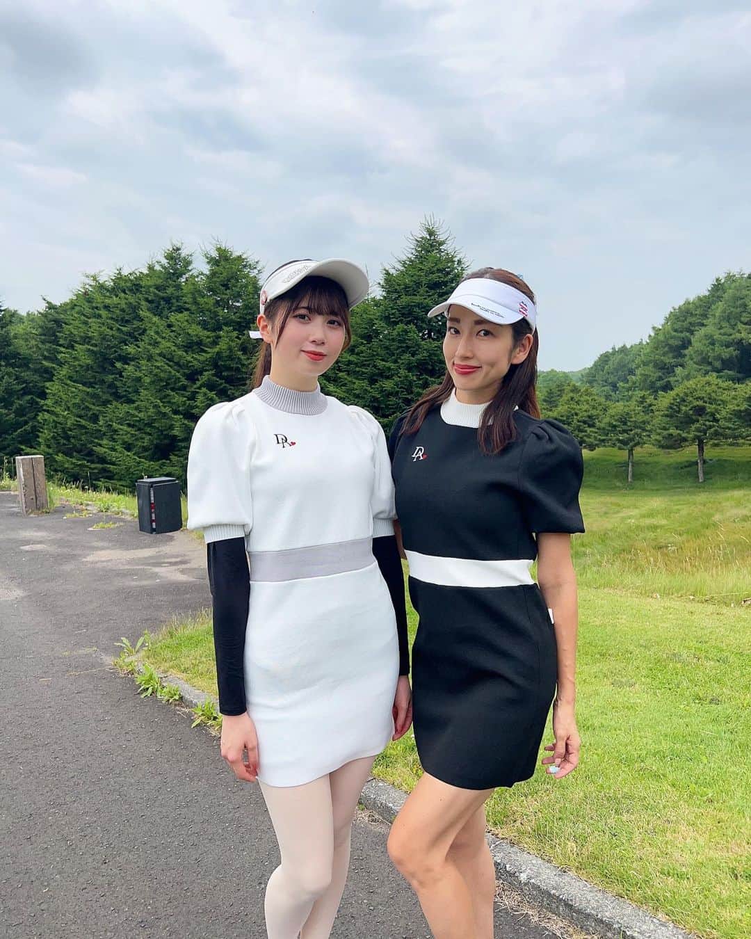 庄司ゆうこさんのインスタグラム写真 - (庄司ゆうこInstagram)「北海道で3日間ゴルフ合宿⛳️✨ 3連チャンゴルフは初めてでした🤣この時期の北海道は暑いけどハワイみたいな気候で乗り入れも出来て風も気持ち良くて最高でした❣️ 最終日はゆめちゃんとお揃いのゴルフウェアを着たよ💓 @douxavenir_golf ここのゴルフウェア可愛いのいっぱい😍 xsにしたらスカート短すぎてワカメちゃんみたいになってたけど🤣 バイザーは @muta_marine_yokohama で買ったのだよー✨ #ゴルフウェア#ゴルフ#ゴルフ合宿#ゴルフウェア#ゴルフコーデ#ゴルフ女子 #北海道旅行 #北海道ゴルフ#ゴルフ好きな人と繋がりたい」7月11日 8時04分 - yuko.shoji