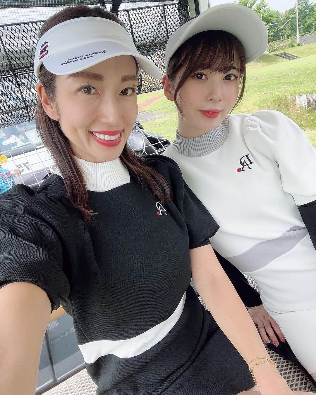 庄司ゆうこさんのインスタグラム写真 - (庄司ゆうこInstagram)「北海道で3日間ゴルフ合宿⛳️✨ 3連チャンゴルフは初めてでした🤣この時期の北海道は暑いけどハワイみたいな気候で乗り入れも出来て風も気持ち良くて最高でした❣️ 最終日はゆめちゃんとお揃いのゴルフウェアを着たよ💓 @douxavenir_golf ここのゴルフウェア可愛いのいっぱい😍 xsにしたらスカート短すぎてワカメちゃんみたいになってたけど🤣 バイザーは @muta_marine_yokohama で買ったのだよー✨ #ゴルフウェア#ゴルフ#ゴルフ合宿#ゴルフウェア#ゴルフコーデ#ゴルフ女子 #北海道旅行 #北海道ゴルフ#ゴルフ好きな人と繋がりたい」7月11日 8時04分 - yuko.shoji