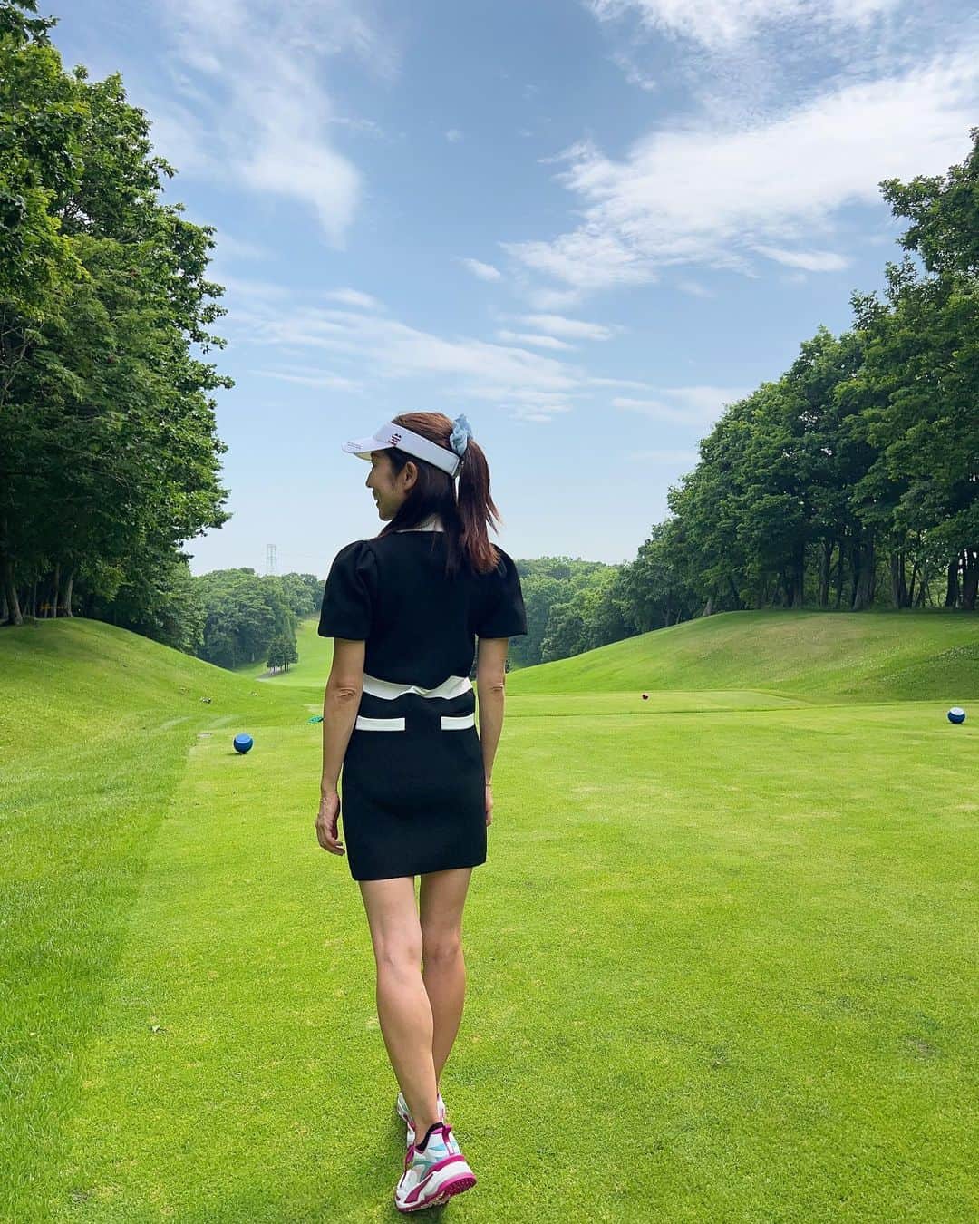庄司ゆうこさんのインスタグラム写真 - (庄司ゆうこInstagram)「北海道で3日間ゴルフ合宿⛳️✨ 3連チャンゴルフは初めてでした🤣この時期の北海道は暑いけどハワイみたいな気候で乗り入れも出来て風も気持ち良くて最高でした❣️ 最終日はゆめちゃんとお揃いのゴルフウェアを着たよ💓 @douxavenir_golf ここのゴルフウェア可愛いのいっぱい😍 xsにしたらスカート短すぎてワカメちゃんみたいになってたけど🤣 バイザーは @muta_marine_yokohama で買ったのだよー✨ #ゴルフウェア#ゴルフ#ゴルフ合宿#ゴルフウェア#ゴルフコーデ#ゴルフ女子 #北海道旅行 #北海道ゴルフ#ゴルフ好きな人と繋がりたい」7月11日 8時04分 - yuko.shoji