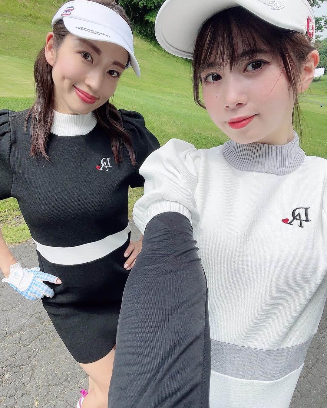 庄司ゆうこさんのインスタグラム写真 - (庄司ゆうこInstagram)「北海道で3日間ゴルフ合宿⛳️✨ 3連チャンゴルフは初めてでした🤣この時期の北海道は暑いけどハワイみたいな気候で乗り入れも出来て風も気持ち良くて最高でした❣️ 最終日はゆめちゃんとお揃いのゴルフウェアを着たよ💓 @douxavenir_golf ここのゴルフウェア可愛いのいっぱい😍 xsにしたらスカート短すぎてワカメちゃんみたいになってたけど🤣 バイザーは @muta_marine_yokohama で買ったのだよー✨ #ゴルフウェア#ゴルフ#ゴルフ合宿#ゴルフウェア#ゴルフコーデ#ゴルフ女子 #北海道旅行 #北海道ゴルフ#ゴルフ好きな人と繋がりたい」7月11日 8時04分 - yuko.shoji