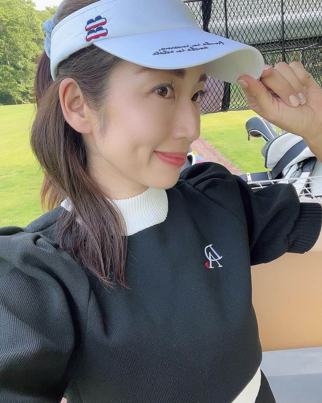 庄司ゆうこさんのインスタグラム写真 - (庄司ゆうこInstagram)「北海道で3日間ゴルフ合宿⛳️✨ 3連チャンゴルフは初めてでした🤣この時期の北海道は暑いけどハワイみたいな気候で乗り入れも出来て風も気持ち良くて最高でした❣️ 最終日はゆめちゃんとお揃いのゴルフウェアを着たよ💓 @douxavenir_golf ここのゴルフウェア可愛いのいっぱい😍 xsにしたらスカート短すぎてワカメちゃんみたいになってたけど🤣 バイザーは @muta_marine_yokohama で買ったのだよー✨ #ゴルフウェア#ゴルフ#ゴルフ合宿#ゴルフウェア#ゴルフコーデ#ゴルフ女子 #北海道旅行 #北海道ゴルフ#ゴルフ好きな人と繋がりたい」7月11日 8時04分 - yuko.shoji