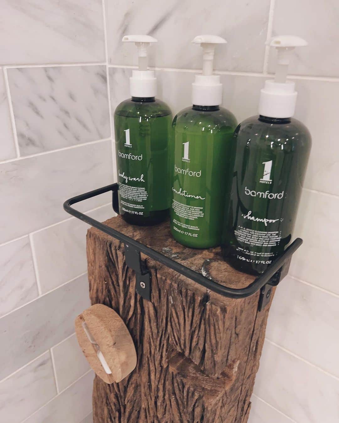 翁安芸のインスタグラム：「お部屋にあった好きなもの💚 @1hotel.weho   @bamford バンフォードのソープ類🫧  @tatesbakeshop のクッキー🍪  そしてお部屋からの景色も気持ちよかったです☀️  #1hotelwesthollywood #losangeles #la #bamford #tatesbakeshop #ロサンゼルス」
