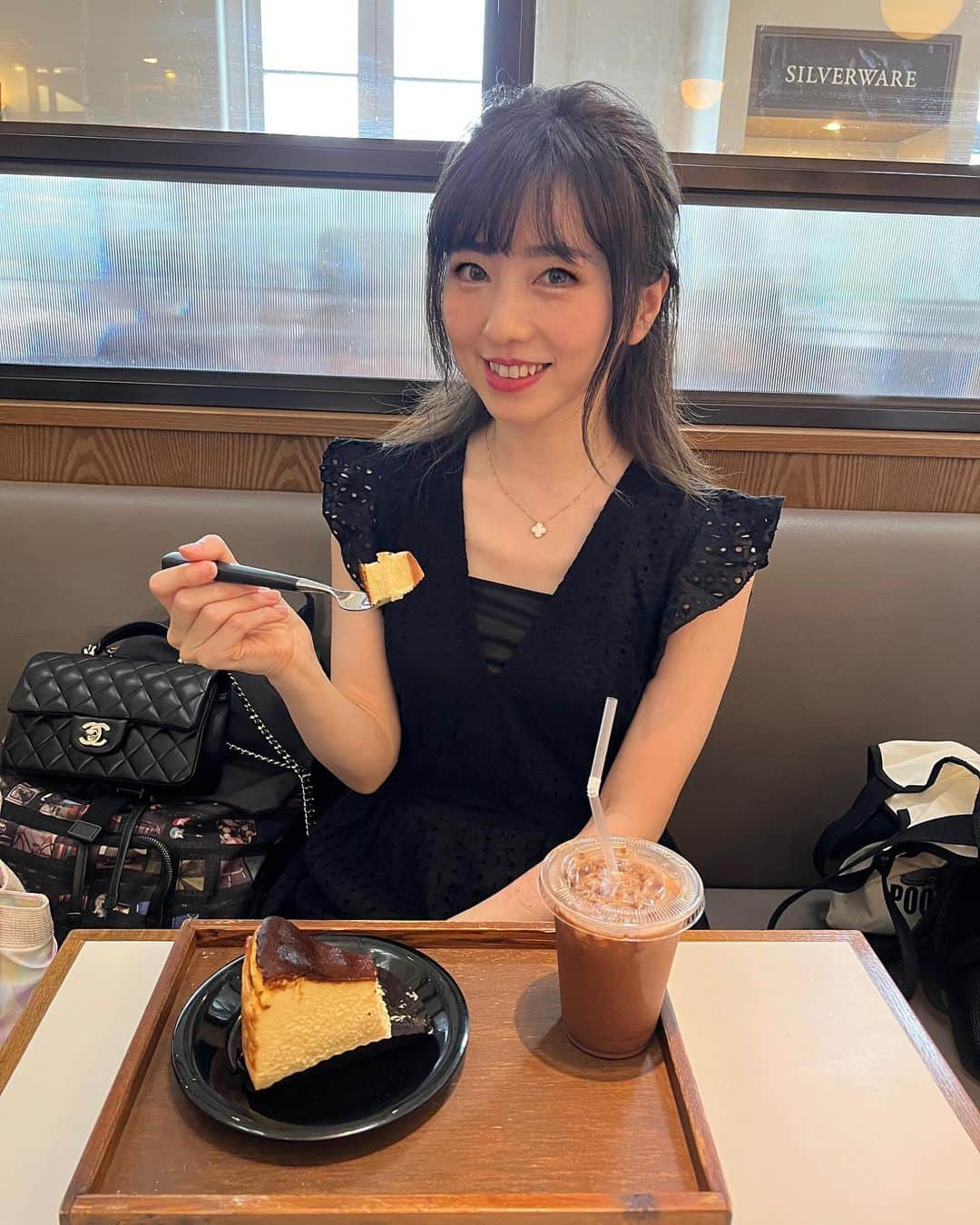 早川愛さんのインスタグラム写真 - (早川愛Instagram)「🧀☕️🤎  gm🫠 最近はマットレスに冷感シーツ付けてるよ❄️❄️❄️ みんなの熱帯夜対策も教えてね☃️ ・  そして私が愛用しているもちもちマットレスがとってもお得なキャンペーンをしているので紹介しますね🐏🌙🌙 @shopjapan_official  @truesleeperbrand.jp   ・  🐏トゥルースリーパー20周年大感謝セール🐏 ～トゥルースリーパープレミアム～ キャンペーン期間：2023/7/7(金)10:00～2023/7/11(火)17:00  ・  本体＋万能まくら+2年延長保証 通常単品合計価格 35,200円（税込）→半額以下 16,500円（税込）  ・  #PR  #トウルースリーパー #マットレス #寝具 #ショップジャパン #shopjapan #快眠グッズ」7月11日 8時08分 - megumegu_1006