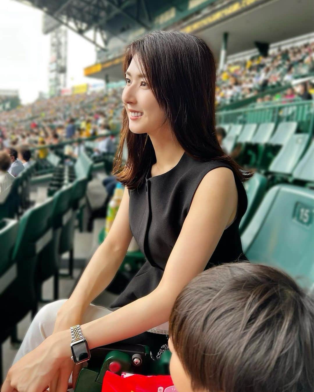 のインスタグラム：「息子を連れて野球観戦⚾️に行ってきました✨  試合前豪雨に見舞われたけど 開始後はそんな気配もなく無事に応援できました☺️ この雰囲気が好きだなぁ〜💕  . . . . #mama#baseball #koshien  #3児のママ#3児の母#育児#関西ママ #休日#ママコーデ#シンプルコーデ  #パンツコーデ#野球観戦#甲子園#甲子園球場#野球#プロ野球」