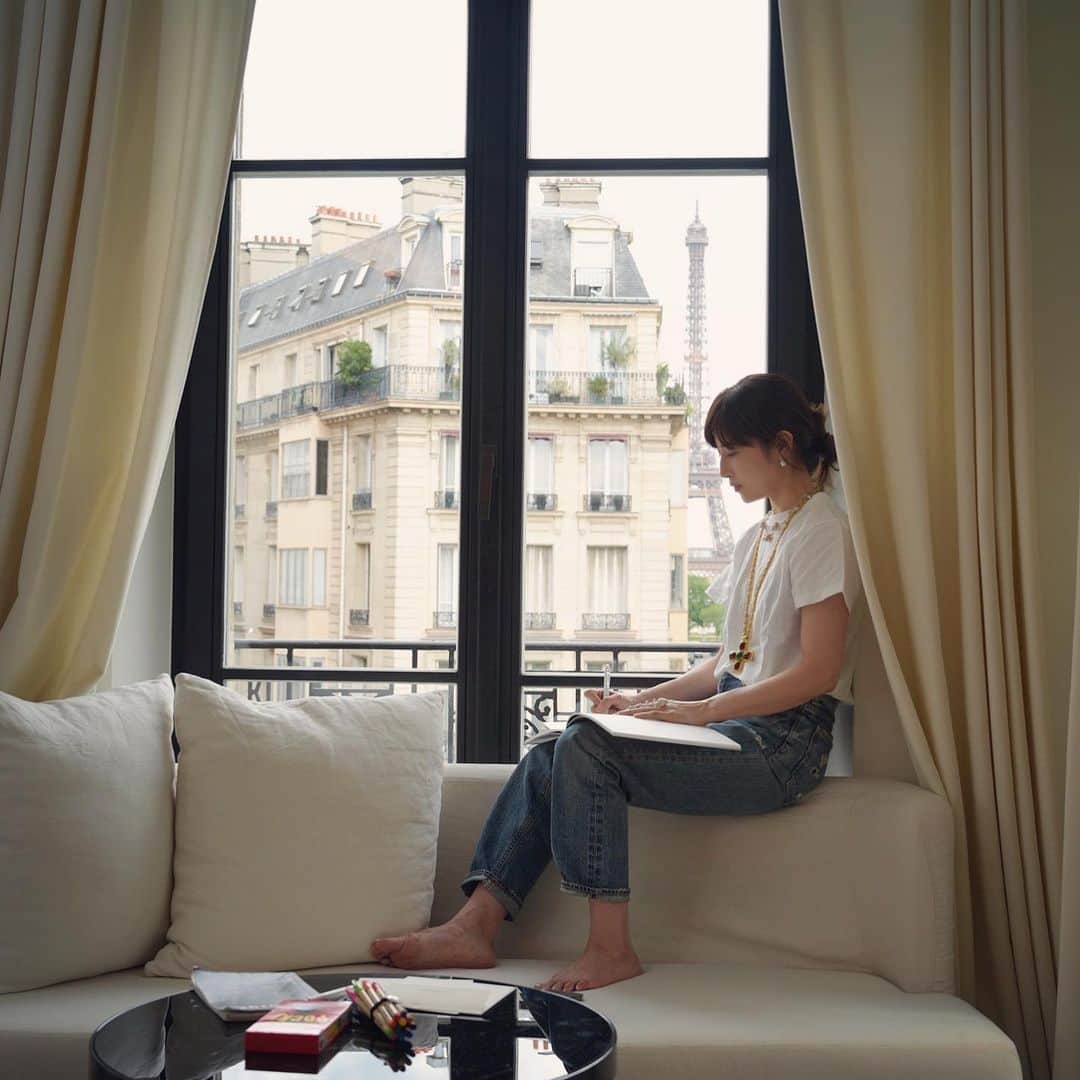 mioのインスタグラム：「@ellejapan  今回のポップアップでのお客様の反応やジュエリージャーナリストの取材を受けて、12年前にブランドを始めた頃の感覚を思い出しました。海外に展開していくことで改めて初心を思い出し、自分の名前であるブランド、『ミオ ハルタカ』のフィロソフィーと向き合いました。美しい自然、人、音楽、わたしの記憶や好きなものから生まれた世界観をこれからも大切にしたい。美しい花やものはいつかは朽ちるので、それを永遠に美しいまま形（ジュエリー）に残す、ということをこれからも変わらず続けていきたいです。 @mioharutaka」