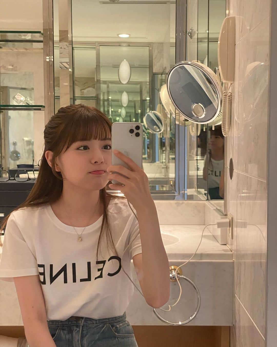 のインスタグラム：「ポーズに迷ったらこの顔しがち⸜( ˶ ˙³˙ ˶)⸝ 大阪行った時に泊まったホテルオシャレだった~♥♥」