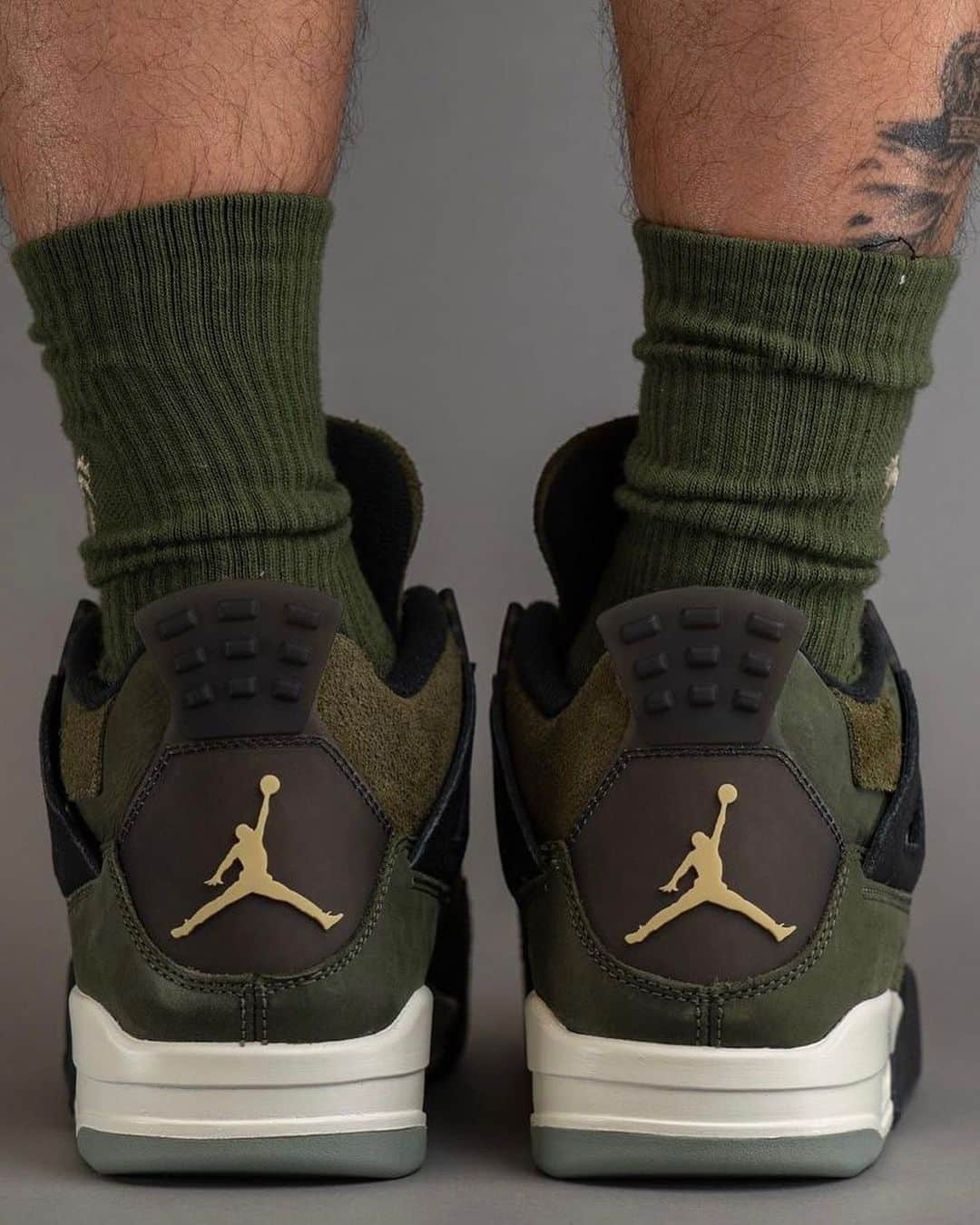 Nice Kicksさんのインスタグラム写真 - (Nice KicksInstagram)「How are you feelin’ the “Olive Canvas” Air Jordan 4s? 🫒 LINK IN BIO for more info 📲  📸: @yankeekicks」7月11日 8時26分 - nicekicks