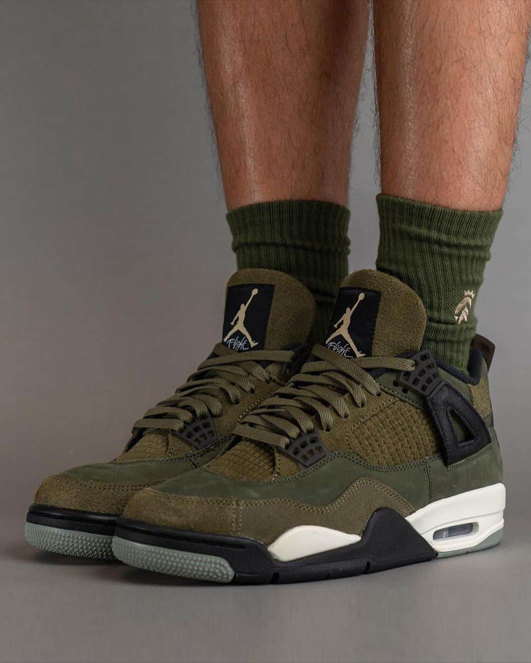 Nice Kicksさんのインスタグラム写真 - (Nice KicksInstagram)「How are you feelin’ the “Olive Canvas” Air Jordan 4s? 🫒 LINK IN BIO for more info 📲  📸: @yankeekicks」7月11日 8時26分 - nicekicks