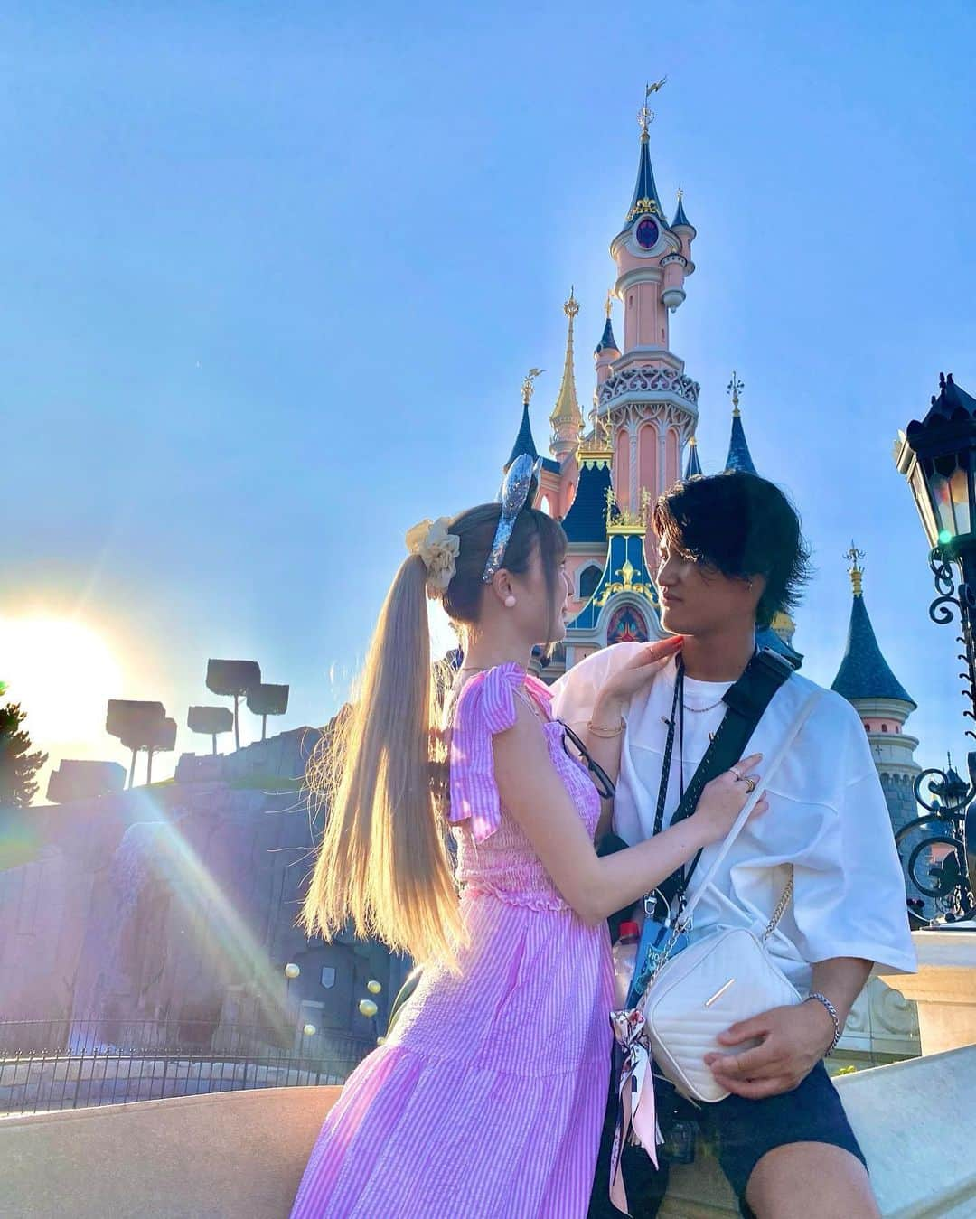 はづきてぃのインスタグラム：「・ ディズニーランドパリ🏰💕✨ 朝7時にシャルル・ド・ゴール空港着いて、 そこから準備したり navigo(1週間交通機関乗り放題カード)買ったりして そのままディズニー🤣💓 タフすぎるwwww  一回ホテルチェックインしに 行ったりsimカード買いに行って またディズニー戻ったり、 ハードな1日😂💓www youtube載せる予定なのでお楽しみに♡ 23時閉園だけど23時からショーだから それ見てホテル帰宅🏨 眠すぎて死ぬ 只今深夜1:30。。。。。  #ディズニーランドパリ」