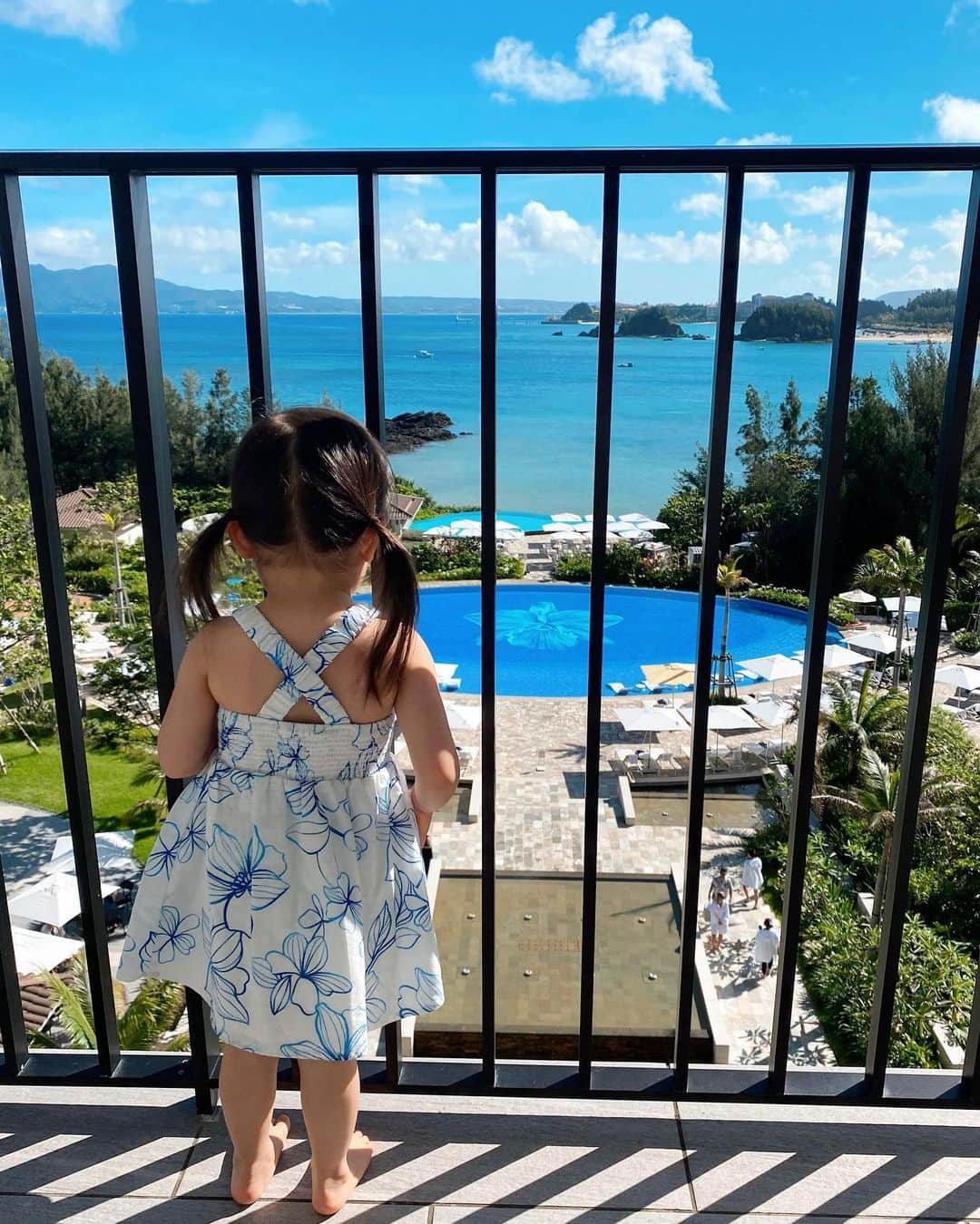 橋本まゆさんのインスタグラム写真 - (橋本まゆInstagram)「沖縄ホテルは @halekulani_okinawa へ🩵  子供とのホテル移動は大変なので4日間とも同じホテルでお世話になりました🍉 噂通り子連れのホスピタリティも凄く良かったです☺️  5枚目は娘の1人遊び 電話でひたすら誰かとお話ししながら遊んでた🤭 2歳児の頑張って話してる所ってなんでこんなに可愛いんでしょうか😮‍💨💕  #沖縄#家族旅行#沖縄旅行#子連れ沖縄 #ハレクラニ沖縄#子連れ旅行#夏の思い出」7月11日 8時42分 - macomyu