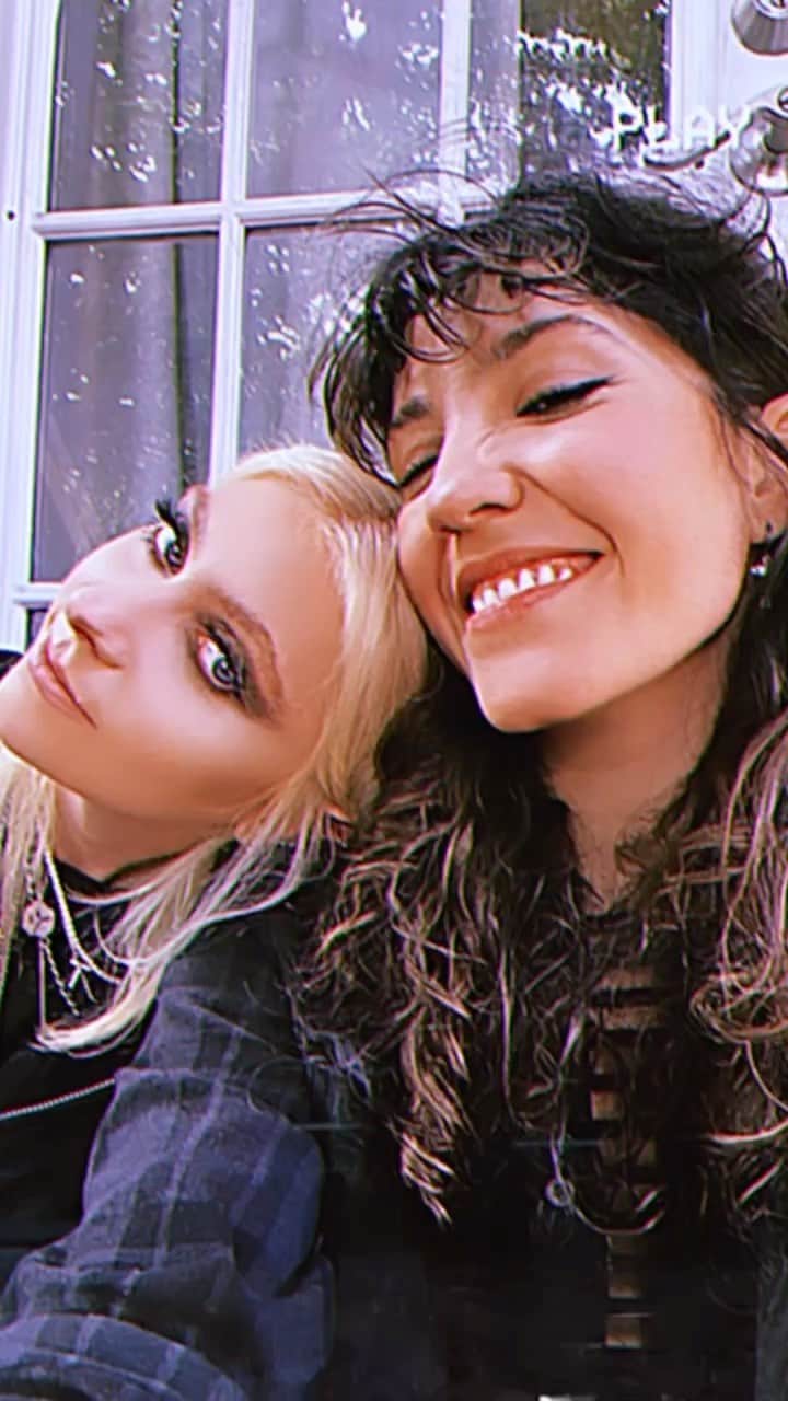 テイラー・モンセンのインスタグラム：「#repost from @theartistsg  I’m lucky enough to say that this… Changed my whole world …this ❤️ @taylormomsen @theprettyreckless  DXRNR Tour ❤️」