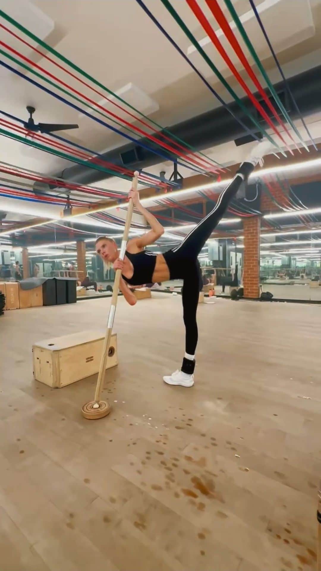 シャーロット・マッキニーのインスタグラム：「@tracyandersonmethod has been such a game changer for me not only physically but mentally ☺️ I love that I can access this method while I travel too on @tracyandersononlinestudio - and right now I can’t get enough of @mymodebytracyanderson」