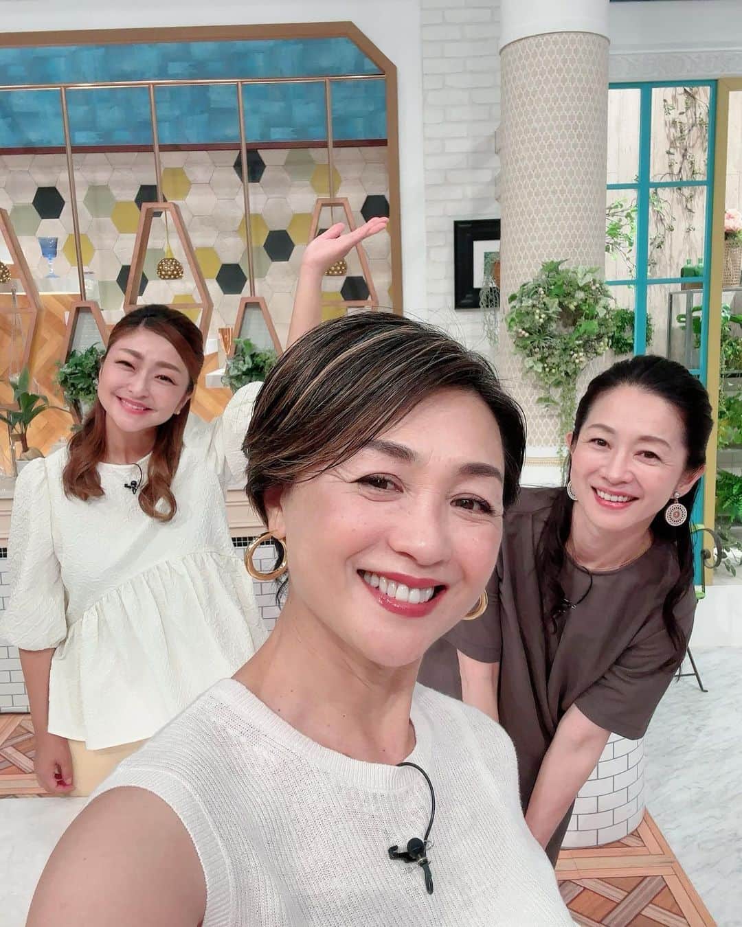 のインスタグラム：「なないろ日和❗️ 夏の節電対策〜 今日も元気にいきましょう😃  #なないろ日和  #テレビ東京  #bsテレ東  #節電  #❤️  @norikoyamauchi23  @umitsuki_masami」