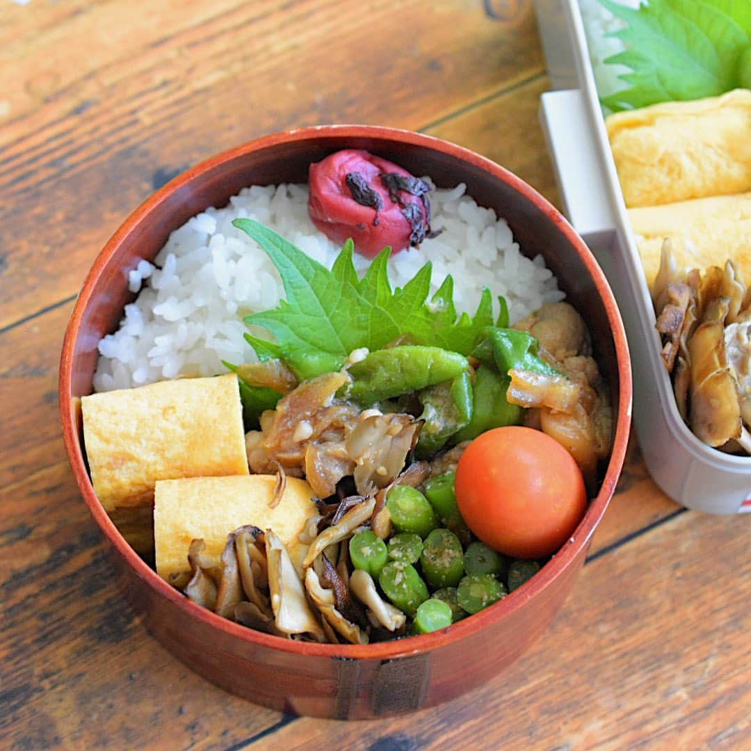 yukiyoのインスタグラム：「2023.7.11* ・ 今日のお弁当 ・ ごはんに梅干し 甘い出汁巻 生姜焼き 舞茸炒め インゲンごま和え 実家のミニトマト お味噌汁はインスタント おにぎりの具はしそ昆布の佃煮 ・ 来週から出向みたい 頑張…れるかな… ・ #お弁当 #obento #bento #japanesefood #暮らし #わっぱ #曲げわっぱ #わっぱ弁当 #igersjp #おうちごはん #おうちごはんlover #クロワッサンお弁当部 #クロワッサン普段弁当」