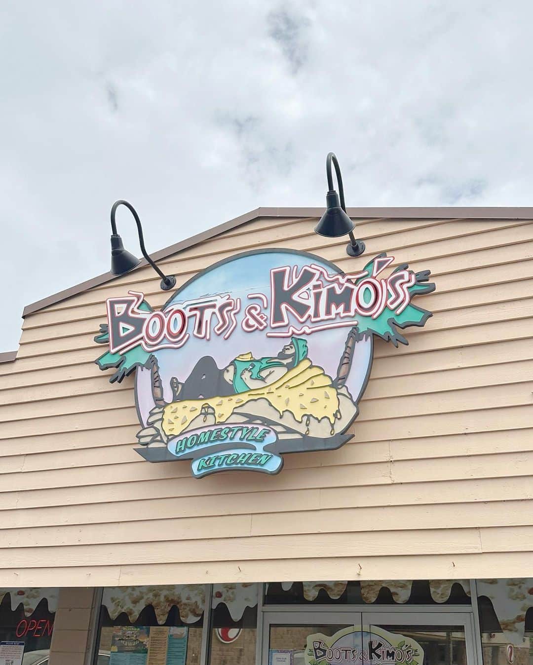 壽老麻衣さんのインスタグラム写真 - (壽老麻衣Instagram)「オアフ島の東海岸、カイルアにあるパンケーキ店「ブーツ&キモズ」🥞 @bootsnkimos  人気店みたいだから行ってみようか、といった軽い気持ちで寄ってみたら、驚くほど美味しかったです…！🫶✨ たっぷりかかっているマカデミアナッツソースの味が濃厚で、ふわふわのパンケーキに合う！ オムレツも別に頼んだのですが、甘いパンケーキとしょっぱいオムレツを交互に食べていたら止まらなくなりました🤤  これからハワイに行く機会がある方、ぜひチェックしてみてください〜🍀」7月11日 9時04分 - maijuro