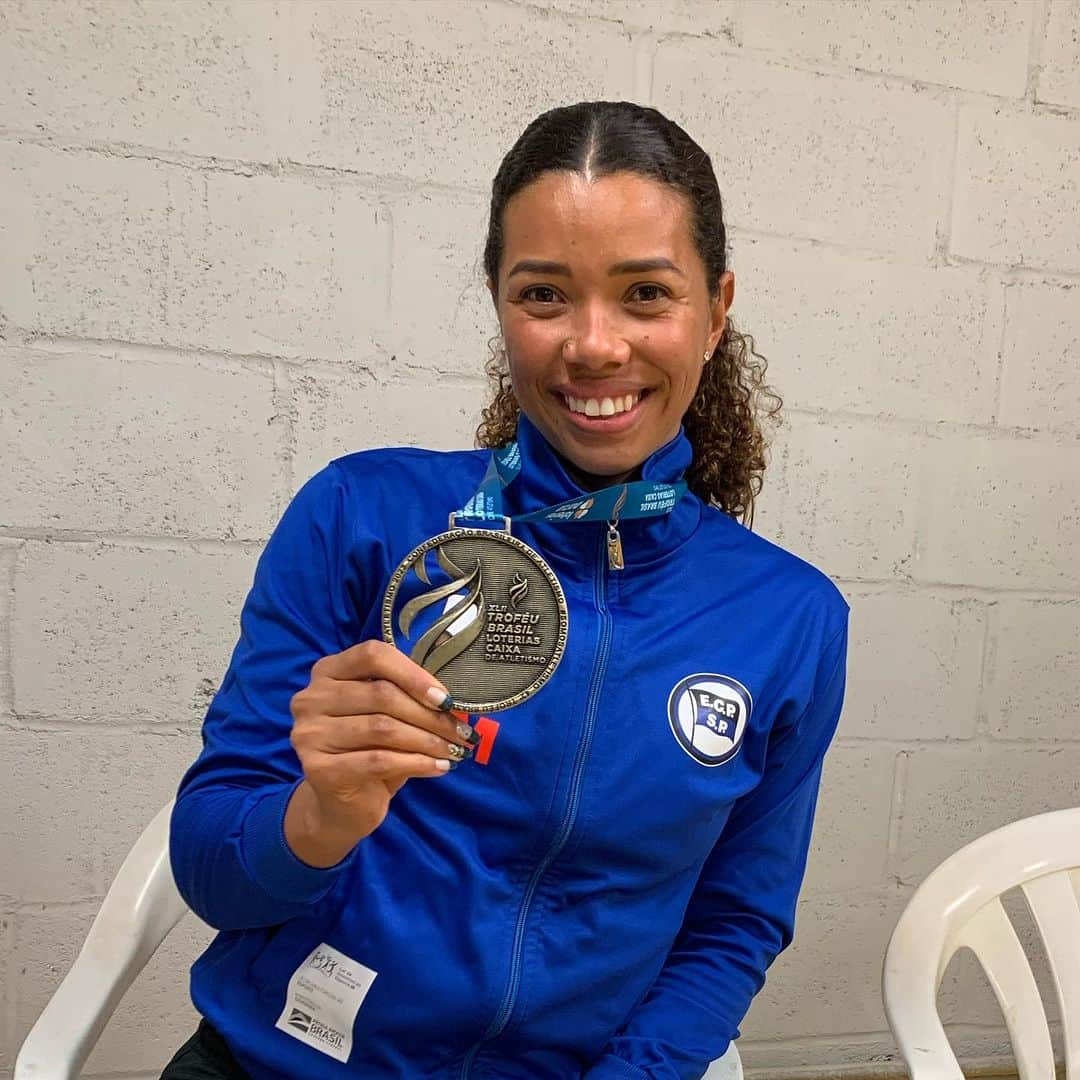 Andressa FIDELISのインスタグラム：「🏆Troféu Brasil 2023.  Já tem alguns anos que estou aquém dos meus resultados, devido lesões e mais lesões ! Pois grata dmais a Deus por mesmo não estando nas melhores condições pude participar do Maior evento nacional brasileiro, pude ajudar minha equipe 4x100m e prestigiar todos os resultados TOP dos meus amigos e meu namorado @jorgehenriquevides  Feliz dmais por tudo a Energia estava boa dmais 🤩👏🏼👏🏼  Quero agradecer os que ainda acreditam em meu potencial e fazem de tudo para me manter nas pistas: @ecpinheiros  Felipe Siqueira  @gisaloliveira  @robertonahon  @on.evolucaocorporal  @eloifisiosport  @leohirao_medicodoesporte  @draraquelmluz  @raphaelcampnutricionista  @nutrijuliabargieri  @draldobrugnera  @draanapaulabrugnera  @antoniocarlos.moreno   Vocês estão fazendo a diferença total em minha vida OBRIGADA ☺️  . . . . .  “Não temas, porque eu estou contigo; não te assombres, porque eu sou teu Deus; eu te fortaleço, e te ajudo, e te sustento com a destra da minha justiça.”  Isaías 41:10 . . . . #bolsatalento #spesporte #ecp #run #acredite #superação #vaidede🏃🏽‍♀️ #deusnocontrole」