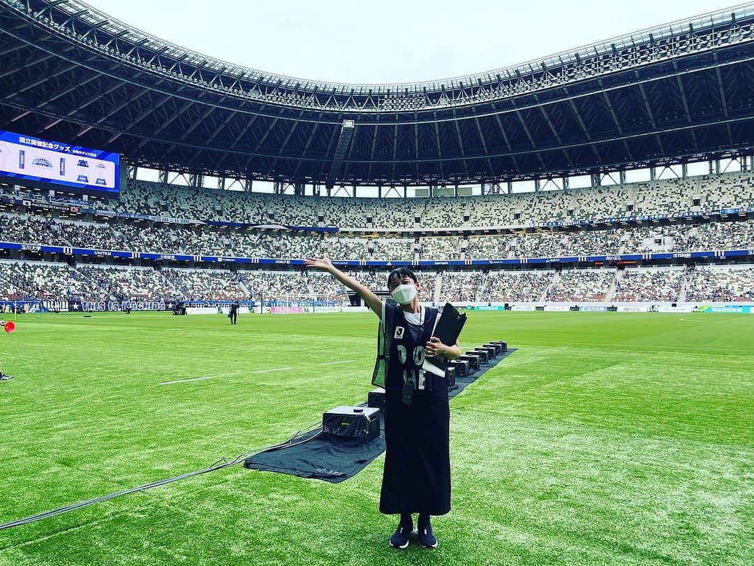 安田美香のインスタグラム：「⚽️新しい国立競技場で、初めてのJ2開催！ https://ameblo.jp/xanadu09/entry-12811599992.html  これぞ東京クラシック！  首位と2位の激闘に心震えました！  国立のピッチサイドに立たせて頂けたことに感謝します⚽️  サッカー最高！  #FC町田ゼルビア #東京ヴェルディ #zelvia #verdy #Jリーグ #DAZN #坪井慶介 #原大悟 #安田美香 #jリーグ #jleague #football」