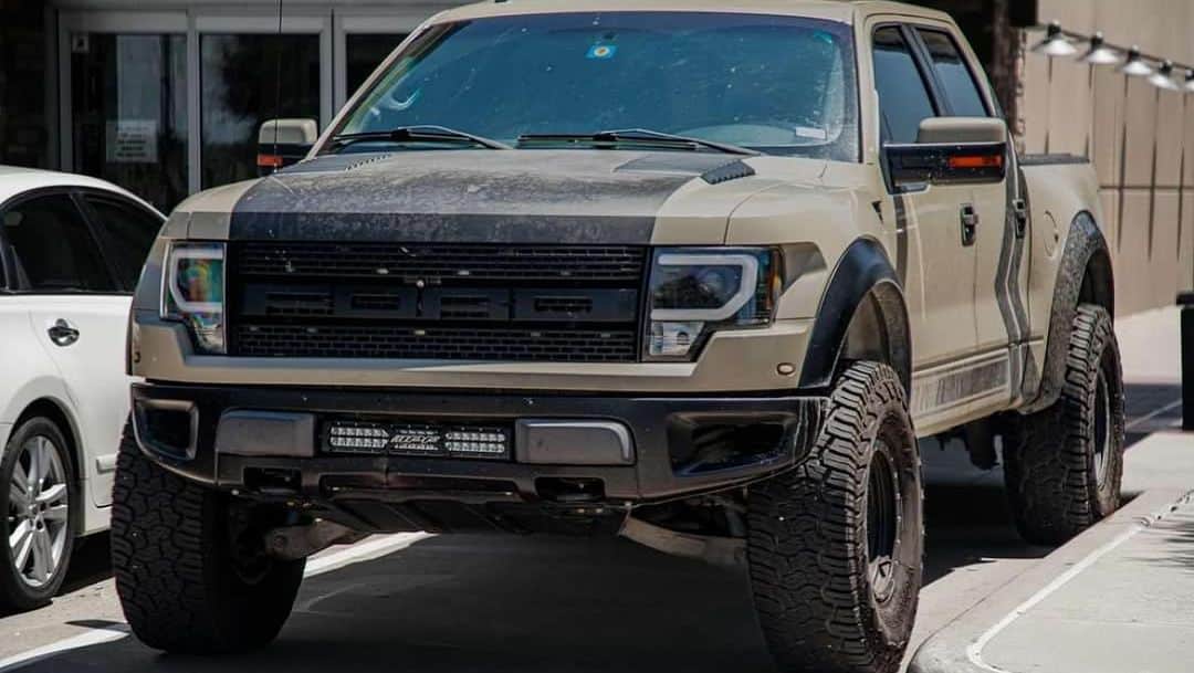 スティーブのインスタグラム：「She may be dirty but I Love my truck #fordraptor #svt  almost 250,000 miles and still looking good and running strong thanks to #liquimoly 愛車のフォードラプター‼️毎日乗ってます。まもなく走行距離40万キロになります。リキモリオイルのおかげです　#リキモリ #フォードラプター #gen1raptor」