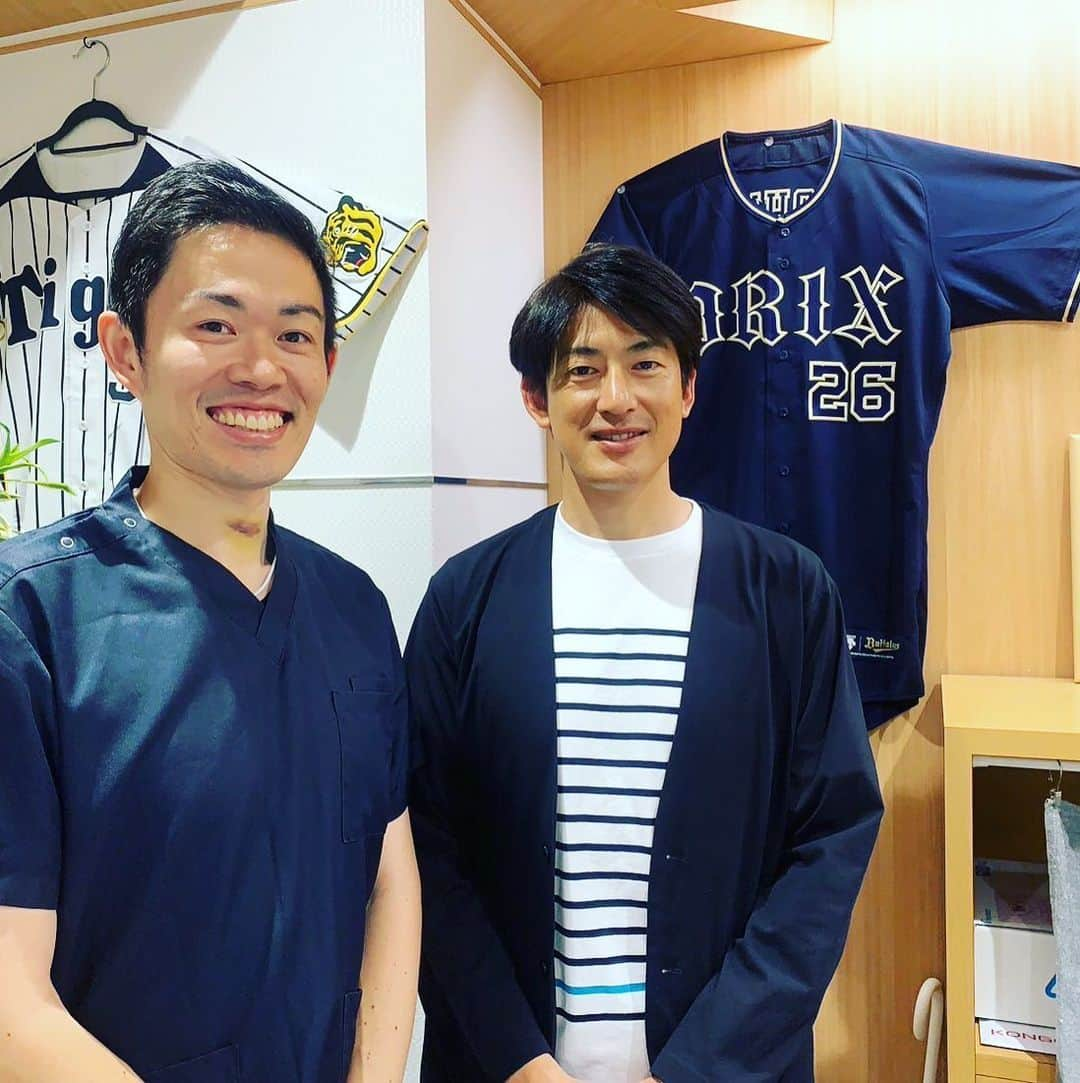 能見篤史さんのインスタグラム写真 - (能見篤史Instagram)「先日、所属する株式会社プロアスリートが運営する「プロアスリート鍼灸整骨院」に行ってきました。 院長も野球経験者でピッチャーをしていたらしく、野球談議をしながら施術してもらいました。  どのスポーツもですが、やっぱりプレーヤーを長く続けるにはメンテナンスはしたい方がいいですよ。 是非施術のプロにも身体を見てもらってくださいね。 もうすぐ高校野球も始まるので、昼に夜に野球盛り沢山ですね！  今年も夏は気温が凄く上がりそうなので体調にはくれぐれも気をつけてください🫡  #株式会社プロアスリート #プロアスリート鍼灸整骨院 #プロ野球 #高校野球 #甲子園 #メンテナンス」7月11日 9時16分 - nohmi_atsushi_official