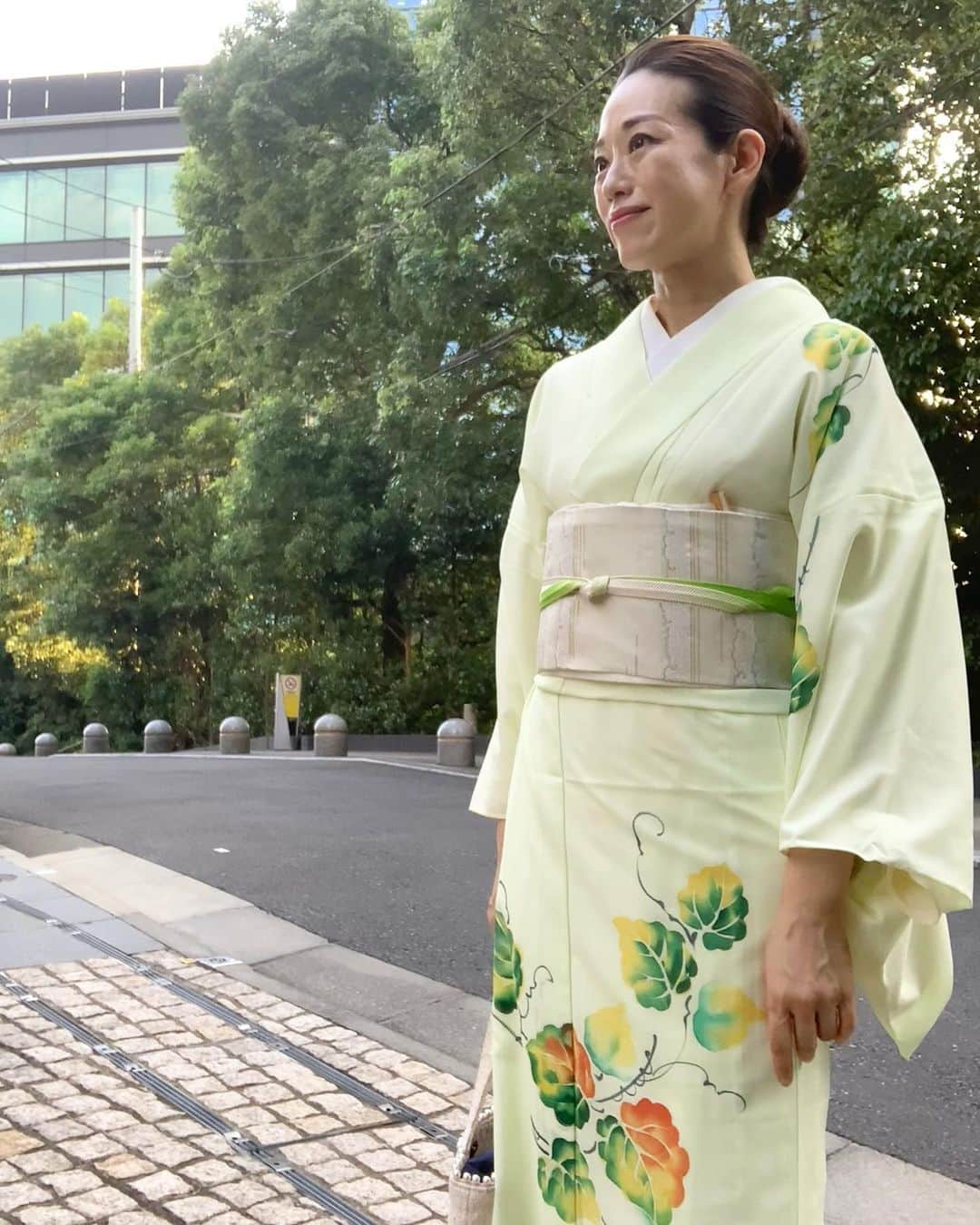 沢瀉美緒さんのインスタグラム写真 - (沢瀉美緒Instagram)「※ Kimono for summer 🍉 . 誰がいつ仕立てたのー？と 言われている、絽のお着物🤭 . 祖母？曾祖父？ 母は記憶がないそう🤭 この日はヘアスタイルが すごく綺麗に仕上がって大満足！ . お稽古でもしたたりを頂けて 連日嬉しい🥰 . . #kimonomio #着物 #和装 #和服 #絽 #きものコーディネート」7月11日 9時19分 - mio_omodaka