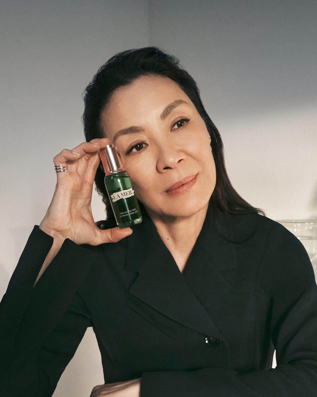 ドゥラメールのインスタグラム：「What’s @michelleyeoh_official's secret to waking up with glowing skin? She makes The Micro Peel part of her nightly ritual. This potent overnight treatment is designed to encourage cell renewal for a more hydrated and radiant complexion by morning.    Shop now for a radiant awakening. #LaMer #LaMerSkincare #LaMerMicroPeel」