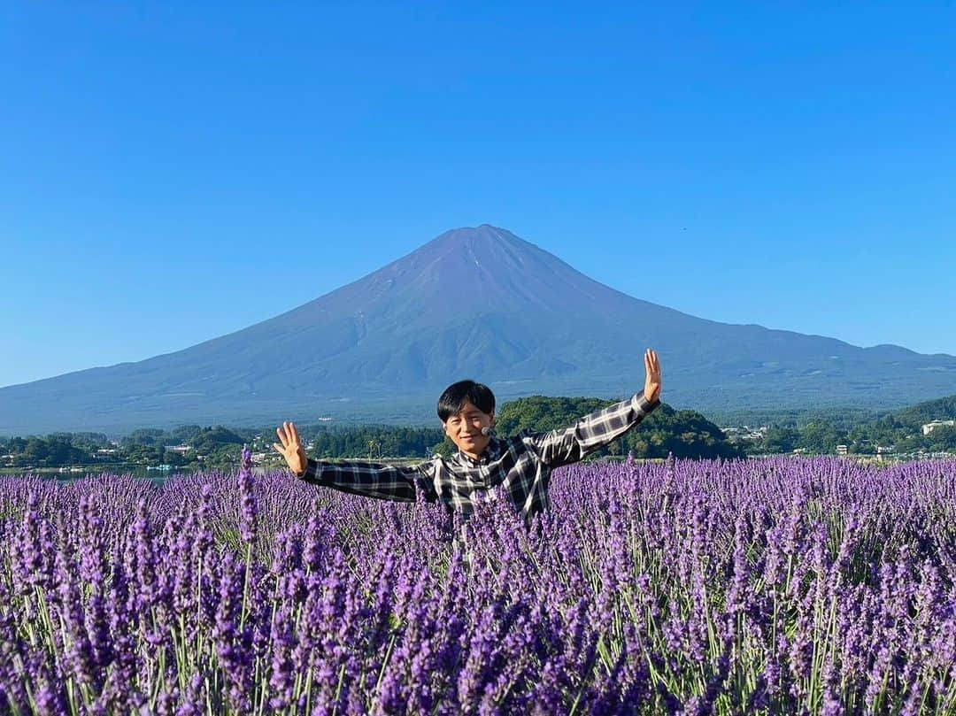 依田司さんのインスタグラム写真 - (依田司Instagram)「7月11日(火) 山梨県富士河口湖町にある大石公園から。 こちらでは3000株のラベンダーが見頃となり、今朝の中継時が今年1番良い状態とのことでした。ラベンダー畑というと株と株の間に隙間があり、少々見栄えが良くないのですが、こちらは長年の経験もあり隙間なくびっしりと植えられており、まるで紫の絨毯のよう。ここのウリはなんといっても富士山との共演。雪の無い夏姿の富士山とラベンダー、絵になります。早朝5時には50人以上の方がカメラ片手に訪れていました。ラベンダーフェスの行われる17(月)までの期間限定。「ラベンダーのおしぼり」や「ラベンダーピロー」など、グッズも豊富です。  #大石公園 #ラベンダー #GAP #ギャップ #依田さん #依田司 #お天気検定 #テレビ朝日 #グッドモーニング #気象予報士 #お天気キャスター #森林インストラクター #グリーンセイバーアドバンス #プロジェクトワイルド #IPCC伝導者 #japan #japantrip #japantravel #unknownjapan #japanAdventure #japanlife #lifeinjapan #instagramjapan #instajapan #療癒 #ilovejapan #weather #weathercaster #weatherforecast」7月11日 9時22分 - tsukasa_yoda