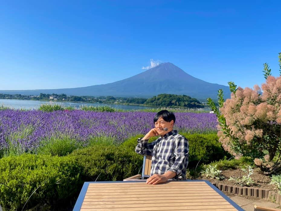 依田司さんのインスタグラム写真 - (依田司Instagram)「7月11日(火) 山梨県富士河口湖町にある大石公園から。 こちらでは3000株のラベンダーが見頃となり、今朝の中継時が今年1番良い状態とのことでした。ラベンダー畑というと株と株の間に隙間があり、少々見栄えが良くないのですが、こちらは長年の経験もあり隙間なくびっしりと植えられており、まるで紫の絨毯のよう。ここのウリはなんといっても富士山との共演。雪の無い夏姿の富士山とラベンダー、絵になります。早朝5時には50人以上の方がカメラ片手に訪れていました。ラベンダーフェスの行われる17(月)までの期間限定。「ラベンダーのおしぼり」や「ラベンダーピロー」など、グッズも豊富です。  #大石公園 #ラベンダー #GAP #ギャップ #依田さん #依田司 #お天気検定 #テレビ朝日 #グッドモーニング #気象予報士 #お天気キャスター #森林インストラクター #グリーンセイバーアドバンス #プロジェクトワイルド #IPCC伝導者 #japan #japantrip #japantravel #unknownjapan #japanAdventure #japanlife #lifeinjapan #instagramjapan #instajapan #療癒 #ilovejapan #weather #weathercaster #weatherforecast」7月11日 9時22分 - tsukasa_yoda