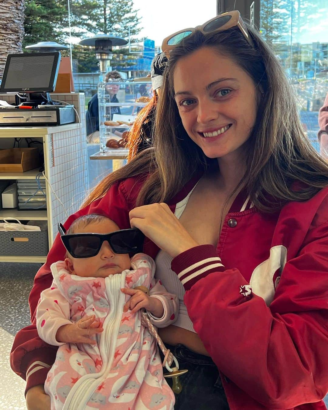 エラ・ネルソンのインスタグラム：「Not even 8 weeks old and Vibelet is already slaying 🫡 #imamom」