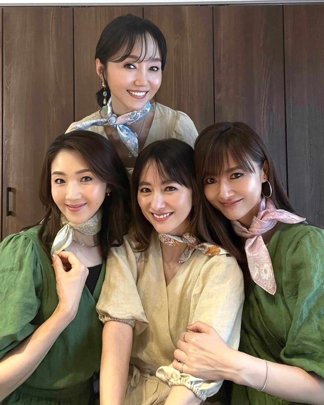 前田ゆかのインスタグラム：「昨日はみんなでお揃いのワンピース @cbp.tokyo を着て作品撮り❗️  @shihohara  頼れる志保ちゃんが いろいろとセッティングをしてくれて、 @keiko_ashida  桂子ちゃん @orikagram  織香ちゃんと  4人でワイワイ撮影👌とにかく可愛いが溢れていて楽しかった夜✨✨✨  @mirrorbyme_tokyo  #ジョンテウンさん の フォトスタジオでいろんなバージョンの撮影してもらいましたよ❗️ 写真はまたゆっくりアップしますね。  素敵に #リネンカシュクールワンピース　を着こなしてくれて嬉し過ぎました♪みんなありがとう😍💚🤍💚  そして首に巻いている #織香ちゃん プロデュースの リバティハンカチもみんなお揃い🩵  さっとプラスして 首元をカバーできるわざ ありスタイル💚 首周りが気になる大人悩みを おしゃれにクラス感アップして解消⤴️  上品で美しいデザイン サイズ感も長過ぎなくてちょうどいいんです。  首も日焼けしやすいから特に後ろの首予防にもおすすめ❗️  #QVC のwebでも購入できるそうです♪ぜひチェックしてくださいねー！  昨夜はパワフルに楽しかった☺️  #作品撮り #mirrorbymetokyo  #リバティーハンカチ #リバティプリント #工夫を凝らして  #為になる話 #ありがとう」