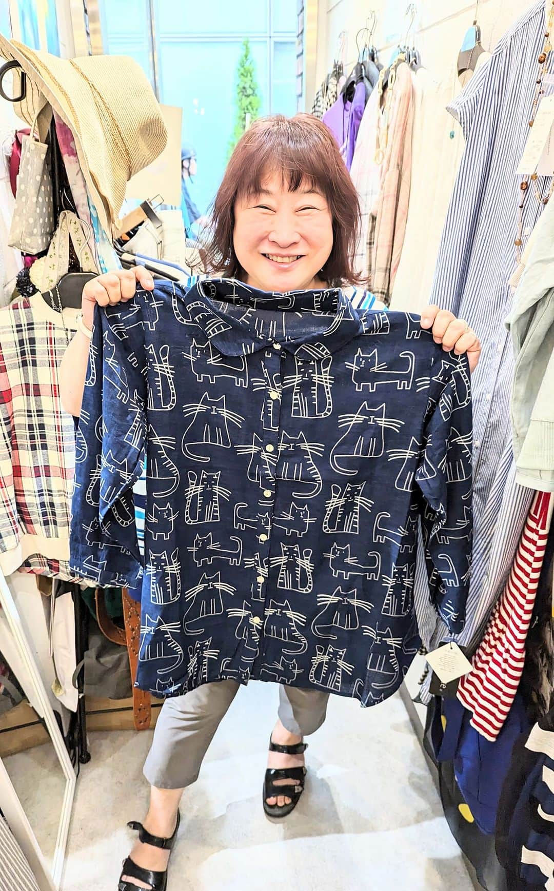 平井富子のインスタグラム：「会社時代の後輩、マリちゃんが、美容院帰りにお立ち寄り、、  相変わらず、元気で笑顔が可愛い〜 ちょっと痩せた？頑張って〜  ネコプリントが可愛いシャツを気に入って頂きました。思わず笑顔に〜  また、遊びに来て下さい！」