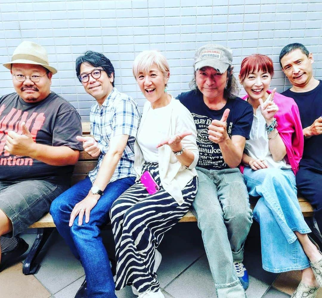 鈴木桃子のインスタグラム：「昨日は7/23ライブのリハでした😊🎶☺️🎶 ギュッと密度の濃い時間。 改めて並べてみるとコーザノストラの曲って本当にバラエティ豊かで歌いながらとっても新鮮💖  ご予約はおかげさまで予定枚数を終了しましたが、空席が出る場合もございますので恐れ入りますがお電話にてお店に直接お問い合わせくださいますようどうぞよろしくお願い致します。 ０３－５７４０－６０４１  写真は左からガッツくん、河野伸ちゃん、Me、カナメさん、玲子ちゃん、阿部耕作Ｑちゃん😎 7/23はこのメンバーでみなさまのお越しをお待ちしていま〜す❤️❤️❤️  ★2023/07/23(Sun) COSA NOSTRA "Reunited" Live@Blues Alley Japan https://www.bluesalley.co.jp/top.html  ＜メンバー＞ (Vo)鈴木桃子　 (Vo)小田玲子 (B)KANAME  (G)中沢ノブヨシ (Ds)阿部耕作 (Key)河野伸  OPEN 16:00  START 17:00  ＜料金＞ ＊テーブル席(指定) ¥5,500  #cosanostra #コーザノストラ #kaname #小田玲子 #鈴木桃子  #中沢ノブヨシ #momokosuzuki #阿部耕作 #河野伸 #reunited #bluesalleyjapan #baj」