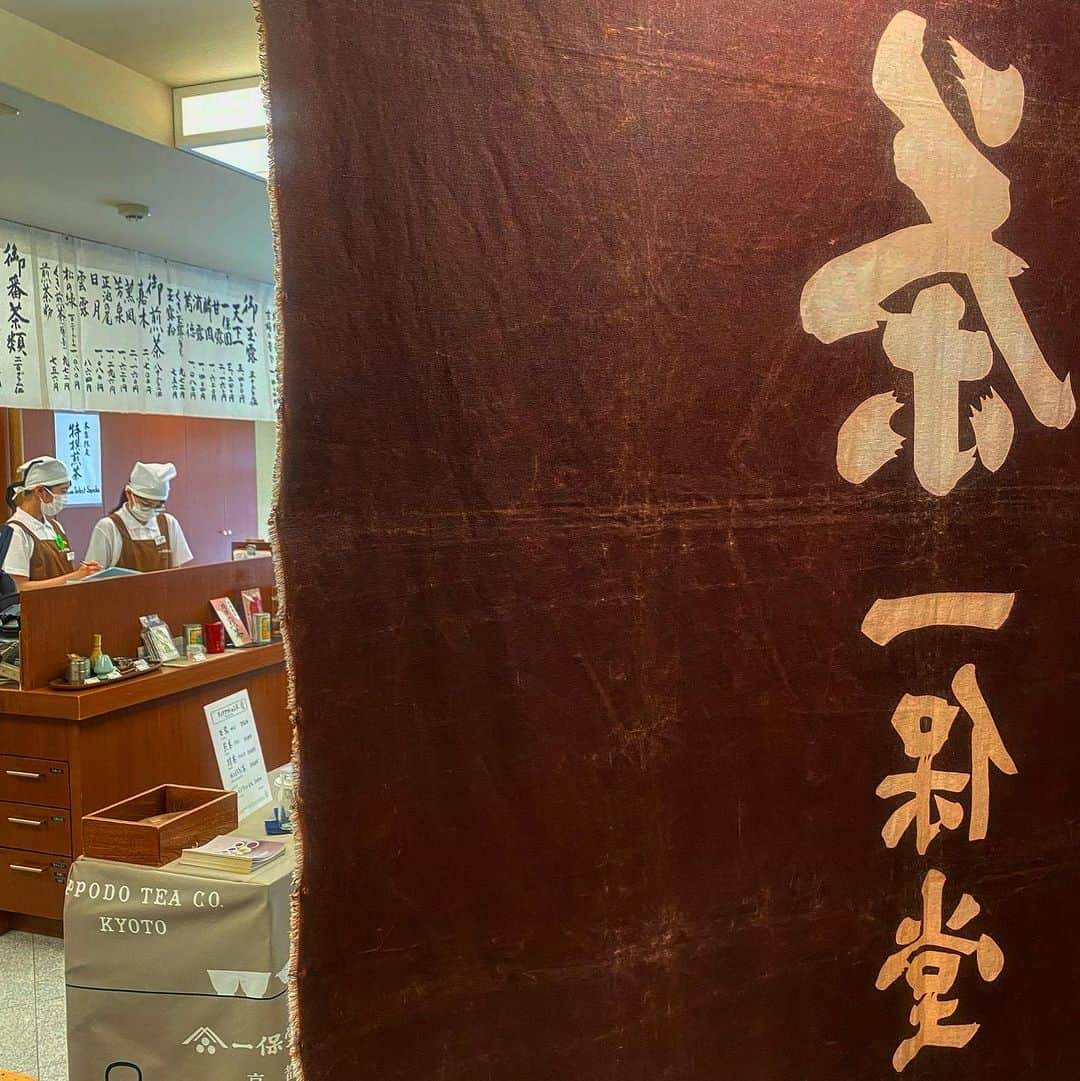 一保堂茶舗のインスタグラム：「仮店舗になって、10日ほど経ちました。ご来店、お待ちしております。  The interior of the temporary store.   #ippodo #ippodotea #temporarystore #一保堂　#一保堂茶舗　#暖簾 #kyoto」