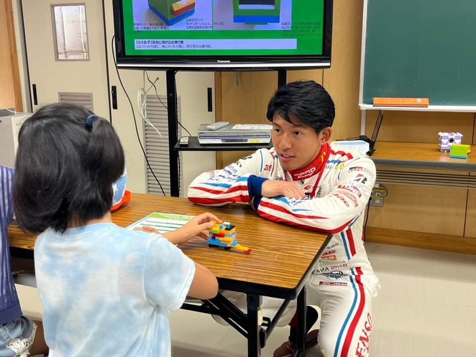 中山雄一のインスタグラム：「昨日は学校の先生🧑‍🏫 ⁡ トヨタガズーレーシングの活動で、カーボンニュートラル出張授業を名古屋市の小学校にて行っているのですが、 この度先生役として志段味東小学校に訪問させたいただきました！ ⁡ 初回ということで、教育実習の先生という立ち位置でGR車両開発の先生と佐々木先生の授業を生徒さんと一緒に学びました🔰🔰 課題に真剣に取り組む姿にはとても感動しました👨‍🦳👨‍🦳 ⁡ 来週は福岡市科学館で出張授業です！👨‍🏫🔰  #toyotagazooracing #カーボンニュートラル #名古屋市 #小学校の先生 #tgrteamsard」