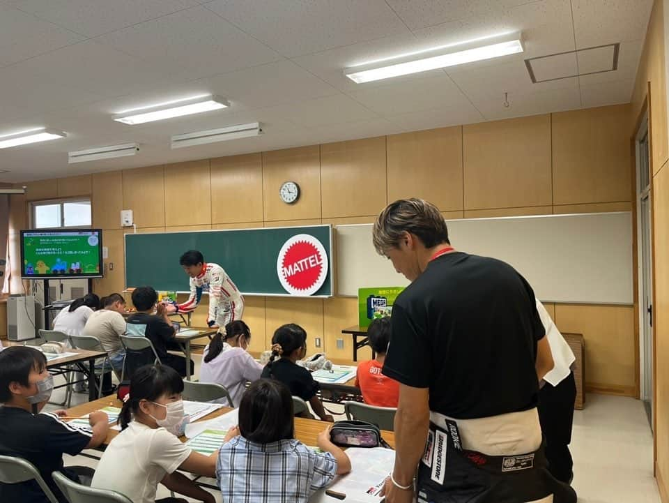 中山雄一さんのインスタグラム写真 - (中山雄一Instagram)「昨日は学校の先生🧑‍🏫 ⁡ トヨタガズーレーシングの活動で、カーボンニュートラル出張授業を名古屋市の小学校にて行っているのですが、 この度先生役として志段味東小学校に訪問させたいただきました！ ⁡ 初回ということで、教育実習の先生という立ち位置でGR車両開発の先生と佐々木先生の授業を生徒さんと一緒に学びました🔰🔰 課題に真剣に取り組む姿にはとても感動しました👨‍🦳👨‍🦳 ⁡ 来週は福岡市科学館で出張授業です！👨‍🏫🔰  #toyotagazooracing #カーボンニュートラル #名古屋市 #小学校の先生 #tgrteamsard」7月11日 9時30分 - yuone_n